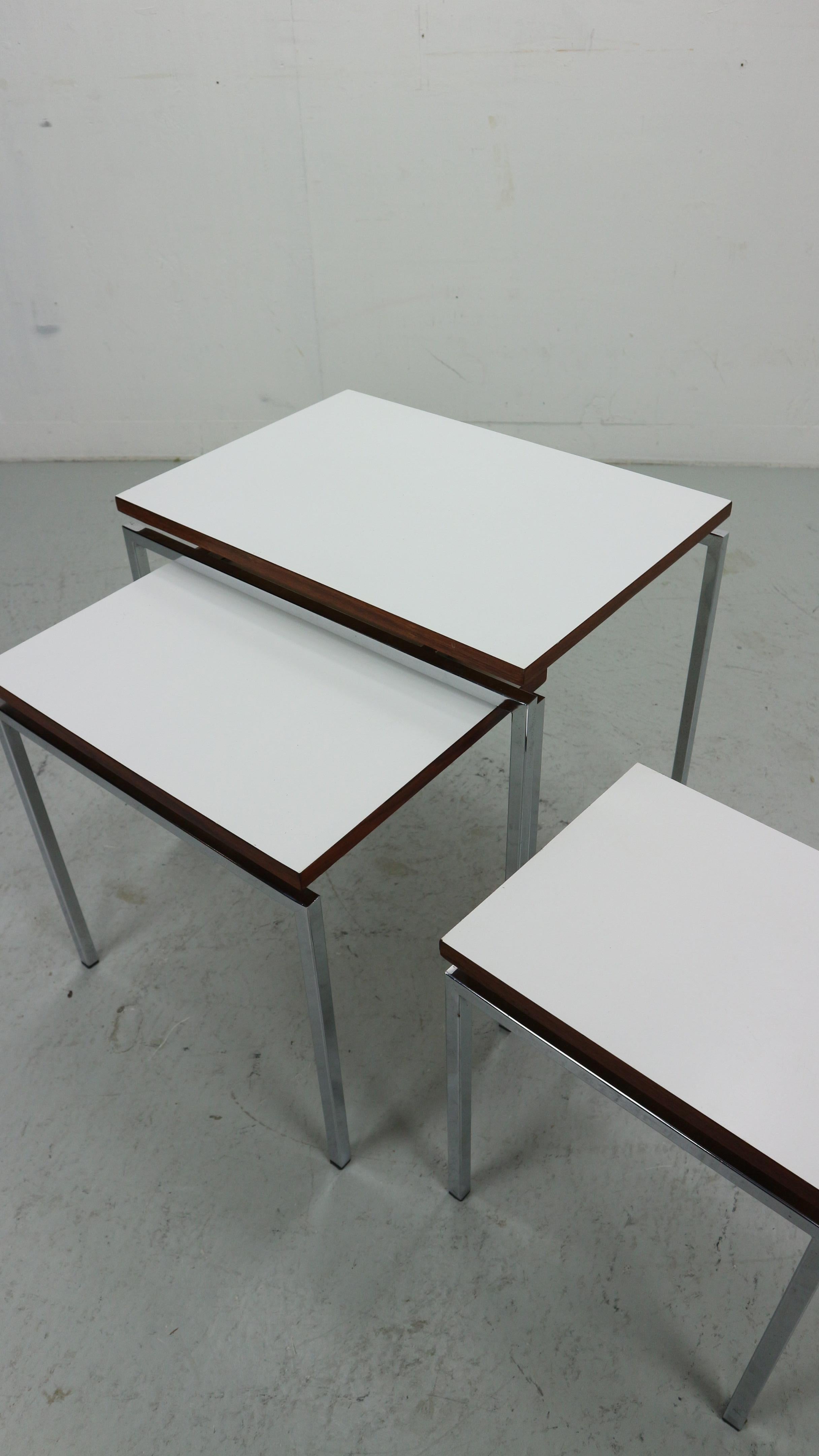 Ensemble de tables gigognes blanches avec cadre chromé et détails en bois, 1970 en vente 2