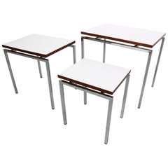 Ensemble de tables gigognes blanches avec cadre chromé et détails en bois, 1970