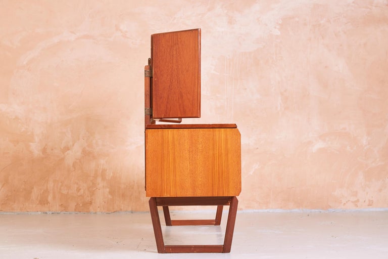 White & Netwon Dressing Table Vanity in Afromosia and Teak, 1960s In Good Condition For Sale In London, GB