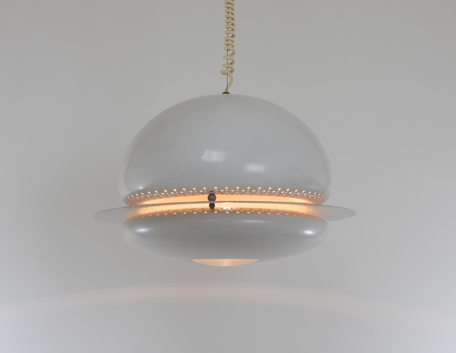 Pendentif Nictea blanc conçu par Tobia et Afra Scarpa pour le fabricant italien de luminaires Flos en 1963.

Le pendentif se compose de deux parties reliées par des pièces métalliques rondes qui font partie intégrante du design. La lampe diffuse une