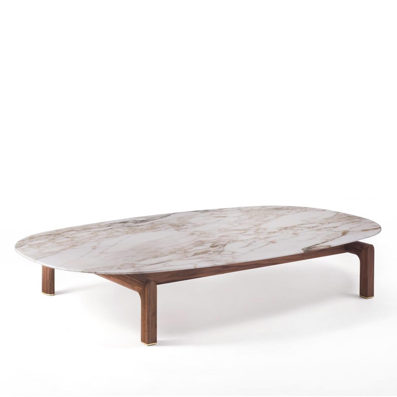 Table basse White Night avec base en noyer massif 
en bois et avec un plateau en marbre blanc calacatta poli.