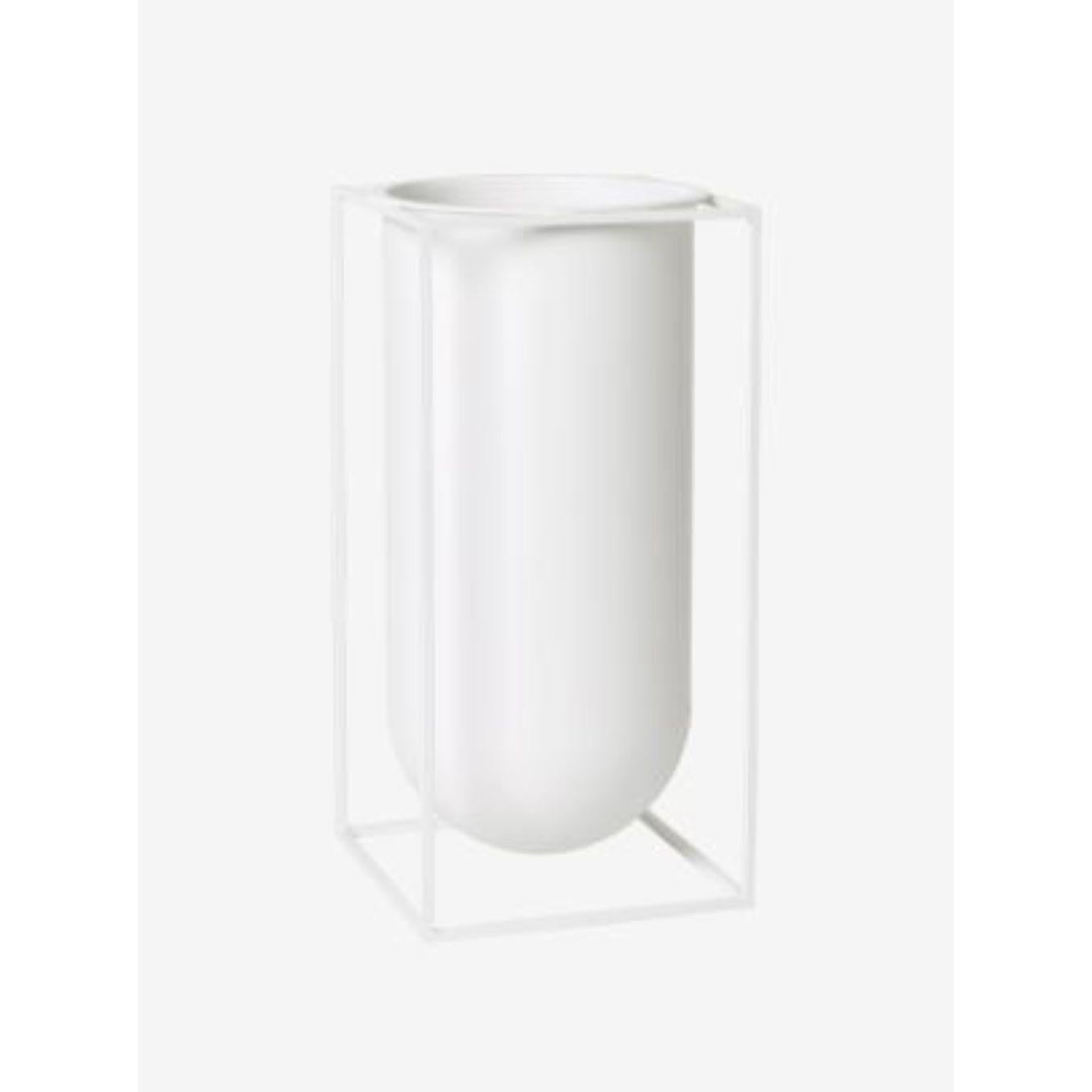 White Nolia Kubus vase by Lassen
Dimensions: D 20 x W 20 x H 40 cm 
Materials: Metal 
Weight: 3.50 Kg

Staying beautifully grounded with dimensions that work perfectly on this level, the Nolia floor vase is a new member of the iconic Kubus