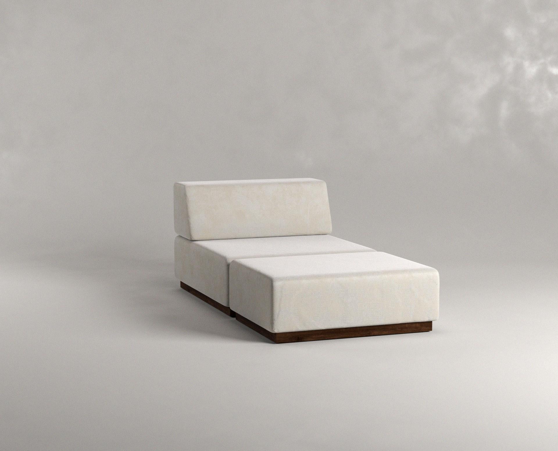 Nube lounger one seater white ottoman by Siete Studio
Dimensions: D80 x W160 x H60 cm.
Materials: Walnut, cushions, upholstery. 

Characterised by its round edges and soft white cushions, Nube carries the comforting sensation of falling into a
