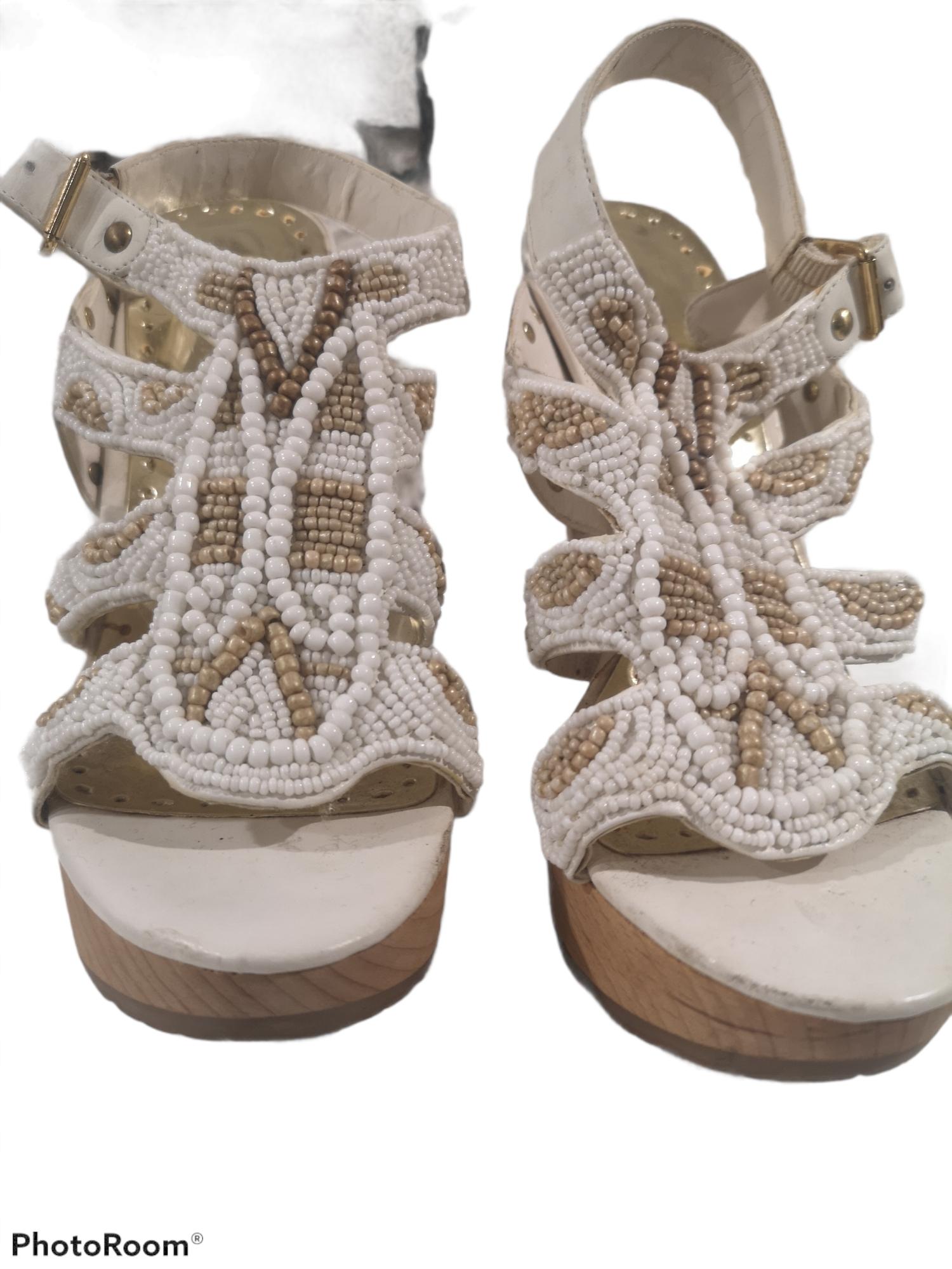 White nude beads sandals In Excellent Condition In Capri, IT