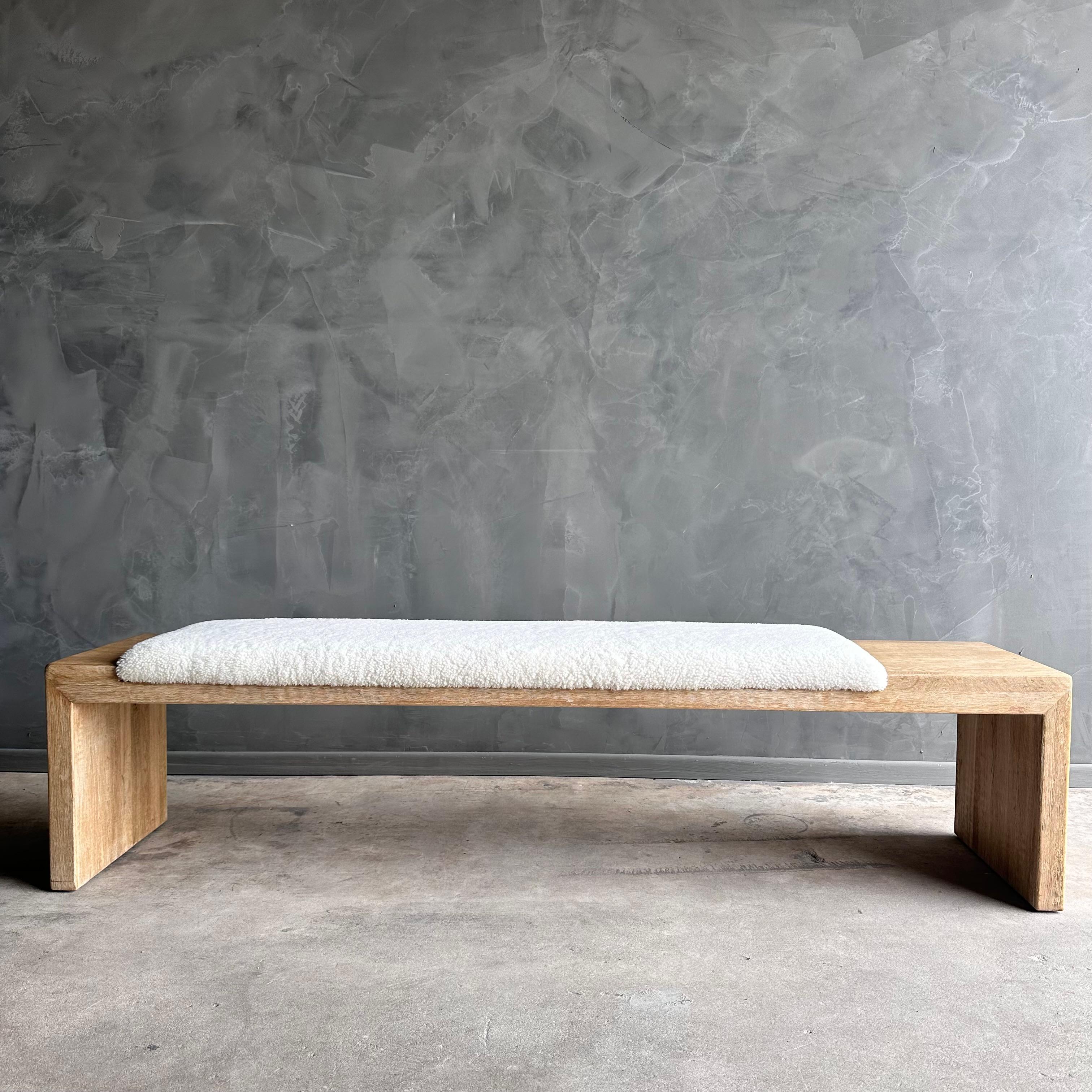 Presentamos el Banco Casi Oak, fabricado en roble blanco con un acabado natural cepillado. Esta elegante pieza está tapizada en piel de oveja sintética, lo que añade un toque acogedor a la decoración de tu casa en la montaña o el lago. Ya sea