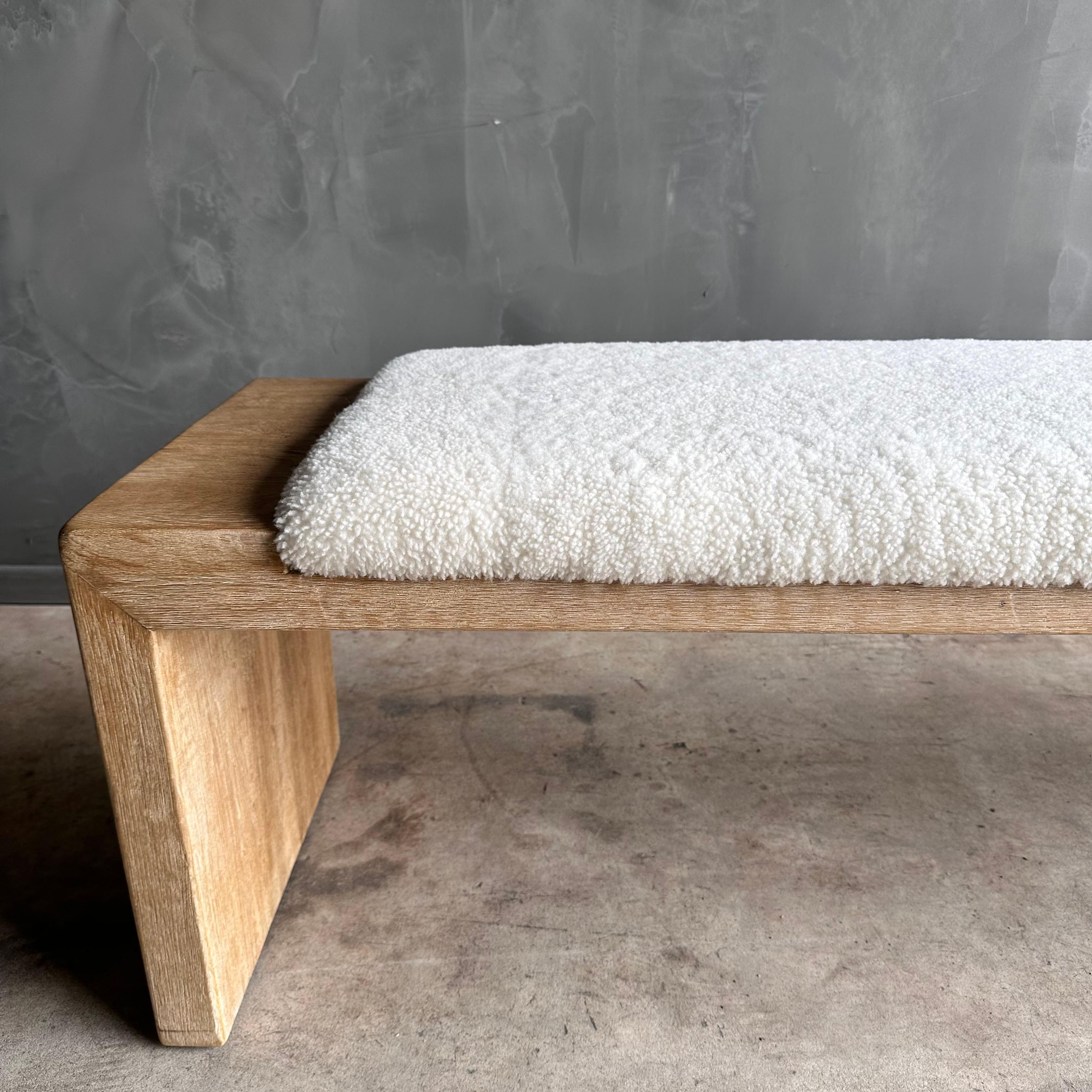 Banco de Roble Blanco en Acabado Natural Tapizado en Faux Sherpa 70