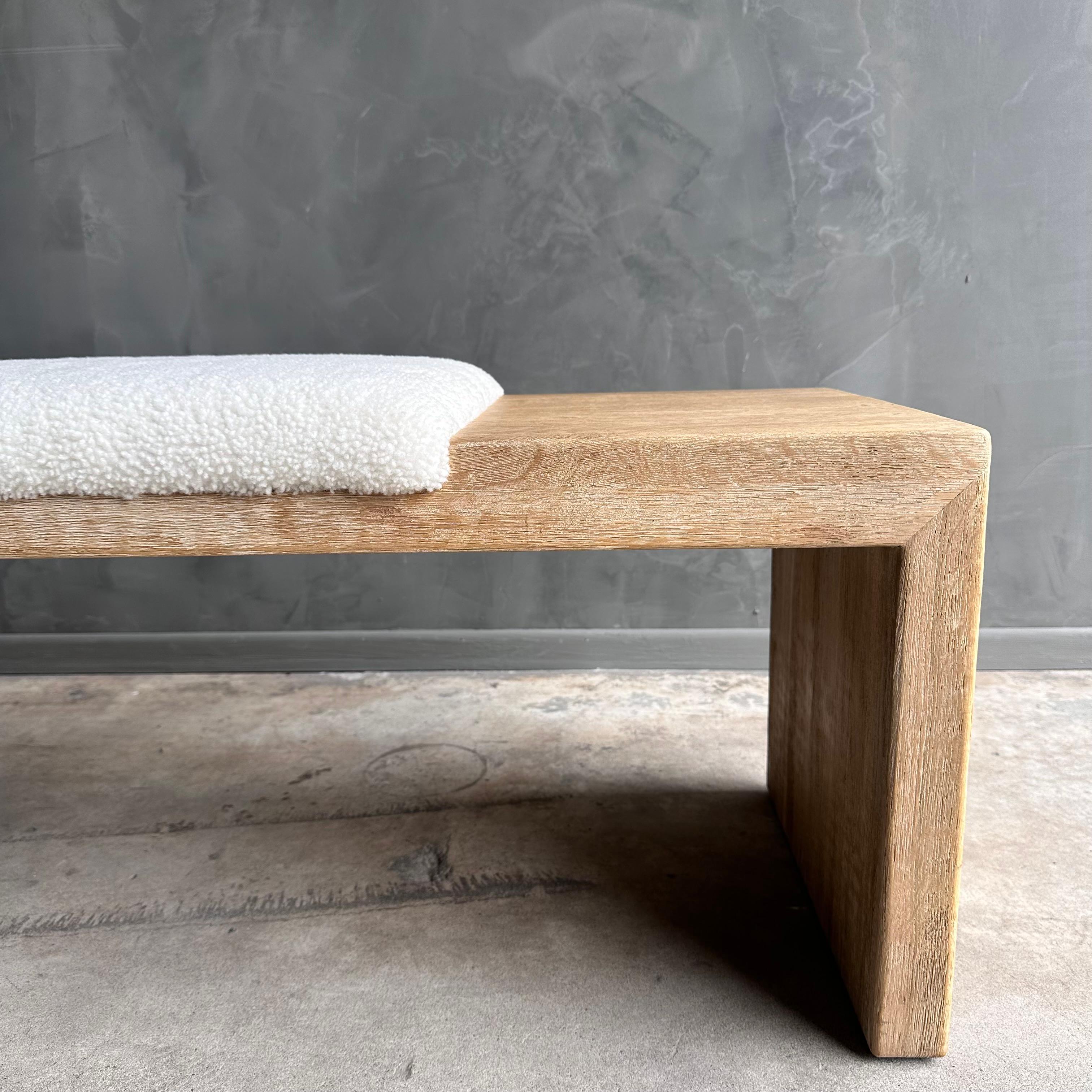 Banco de Roble Blanco en Acabado Natural Tapizado en Faux Sherpa 70