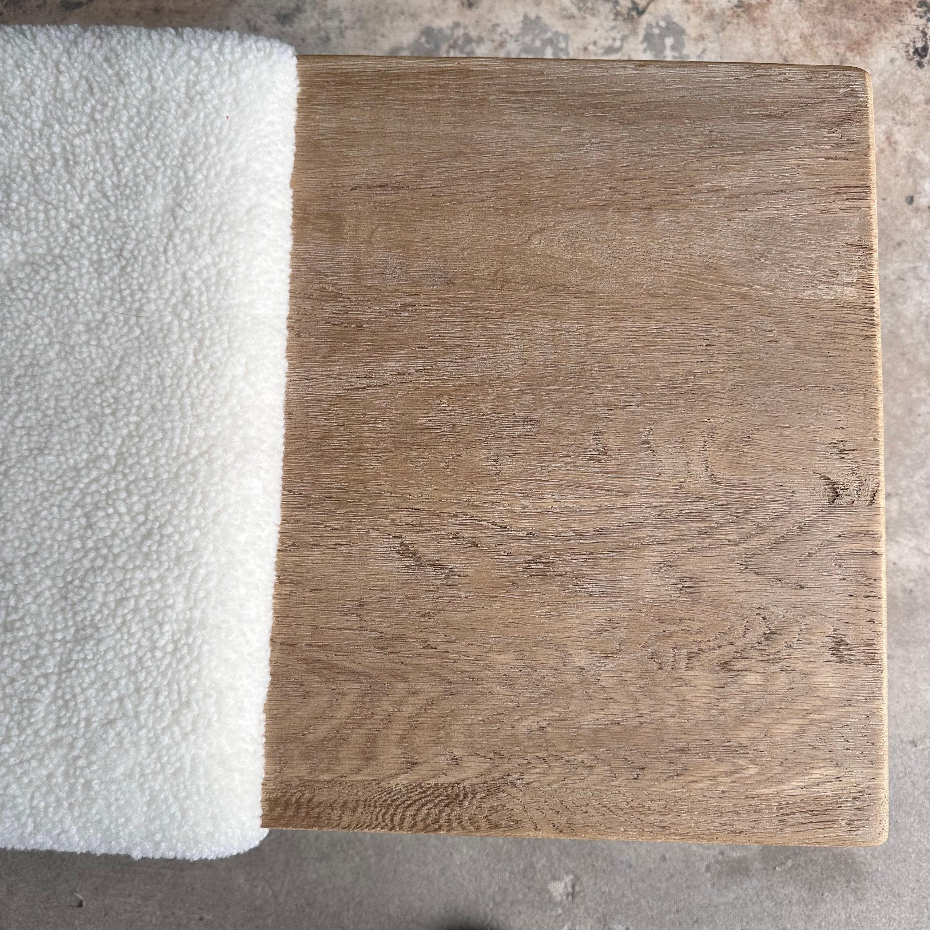 Banco de Roble Blanco en Acabado Natural Tapizado en Faux Sherpa 70