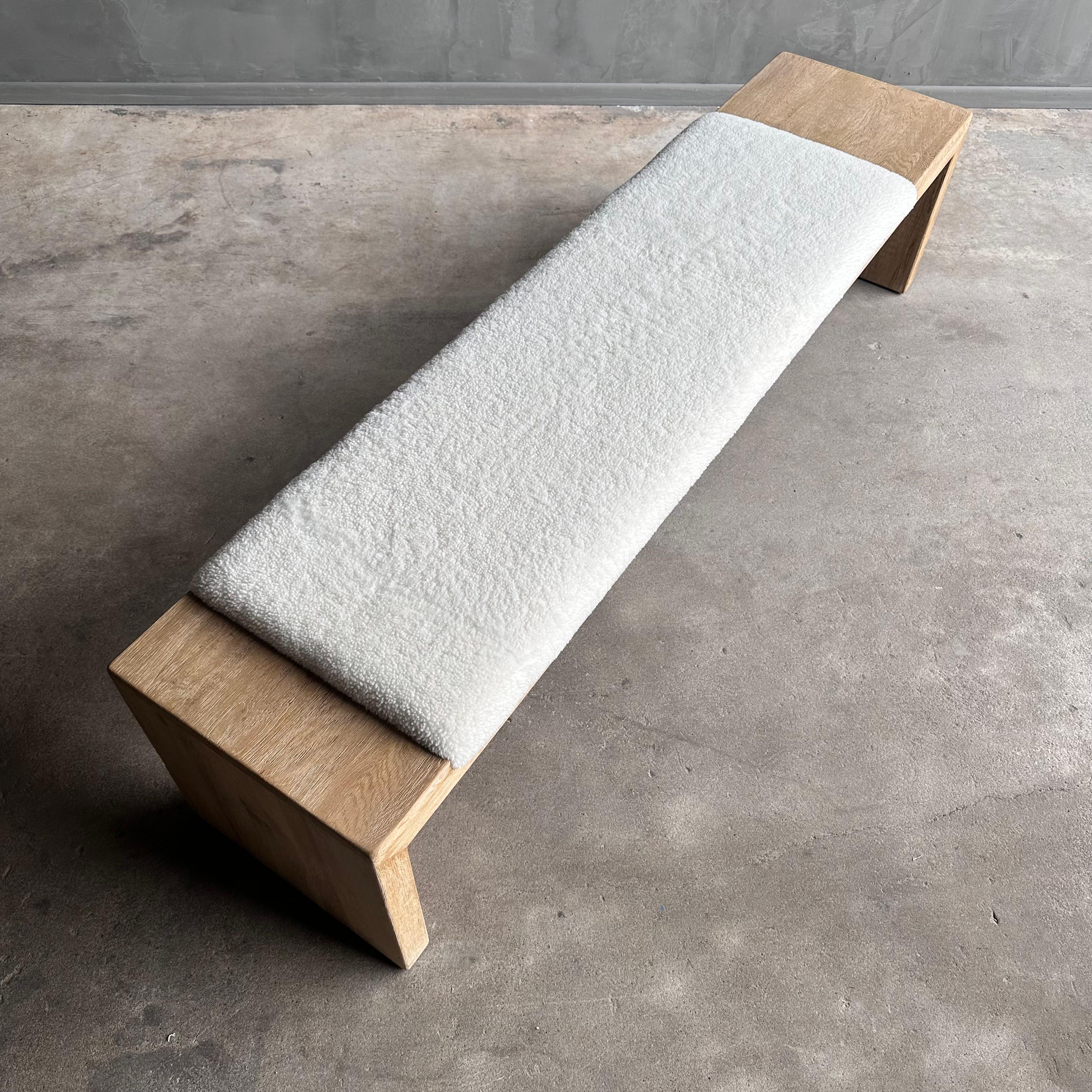 Banco de Roble Blanco en Acabado Natural Tapizado en Faux Sherpa 70