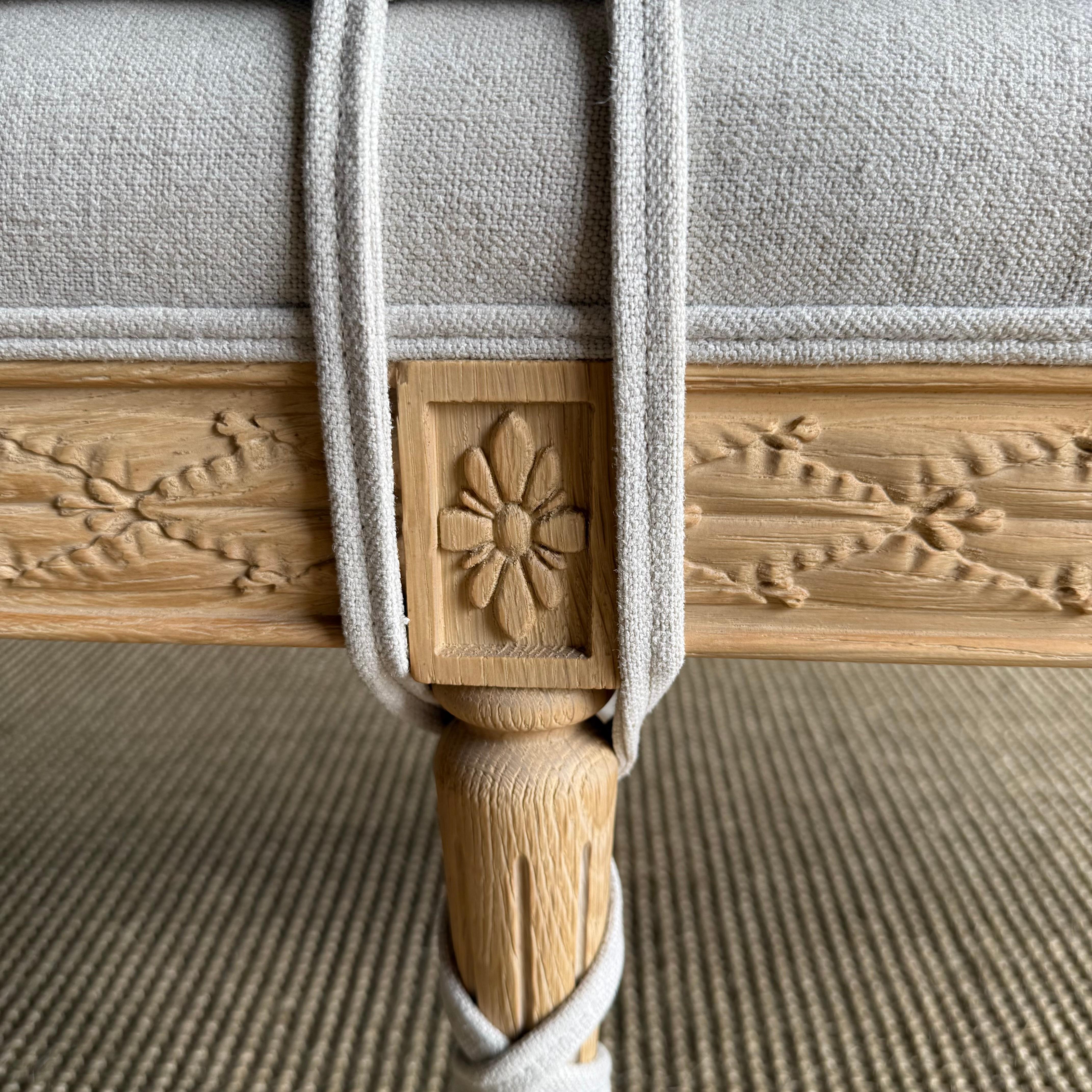 White Oak Carved French Louis XVI Style Bench Upholstered in Linen with Cushion en vente 1