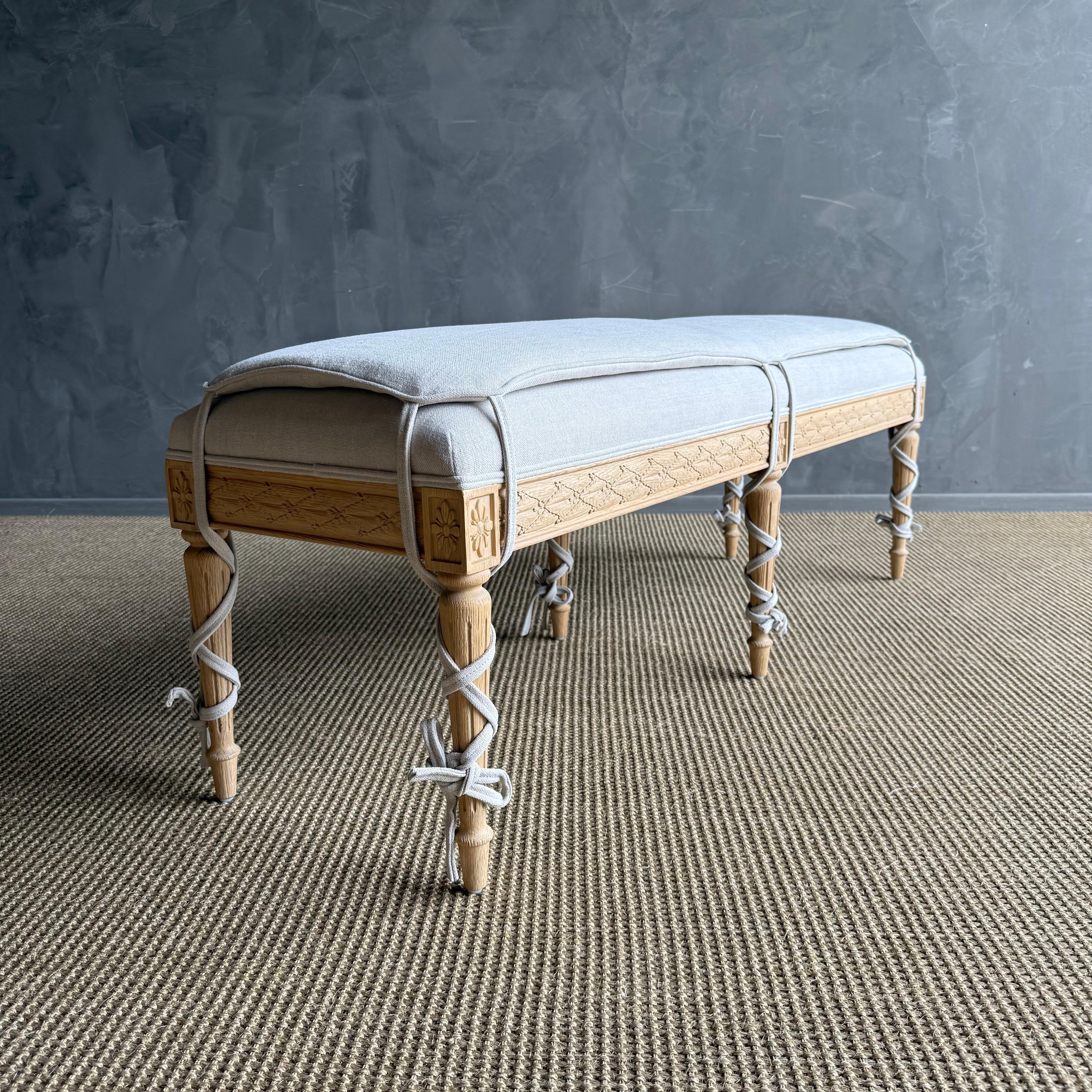 White Oak Carved French Louis XVI Style Bench Upholstered in Linen with Cushion en vente 2