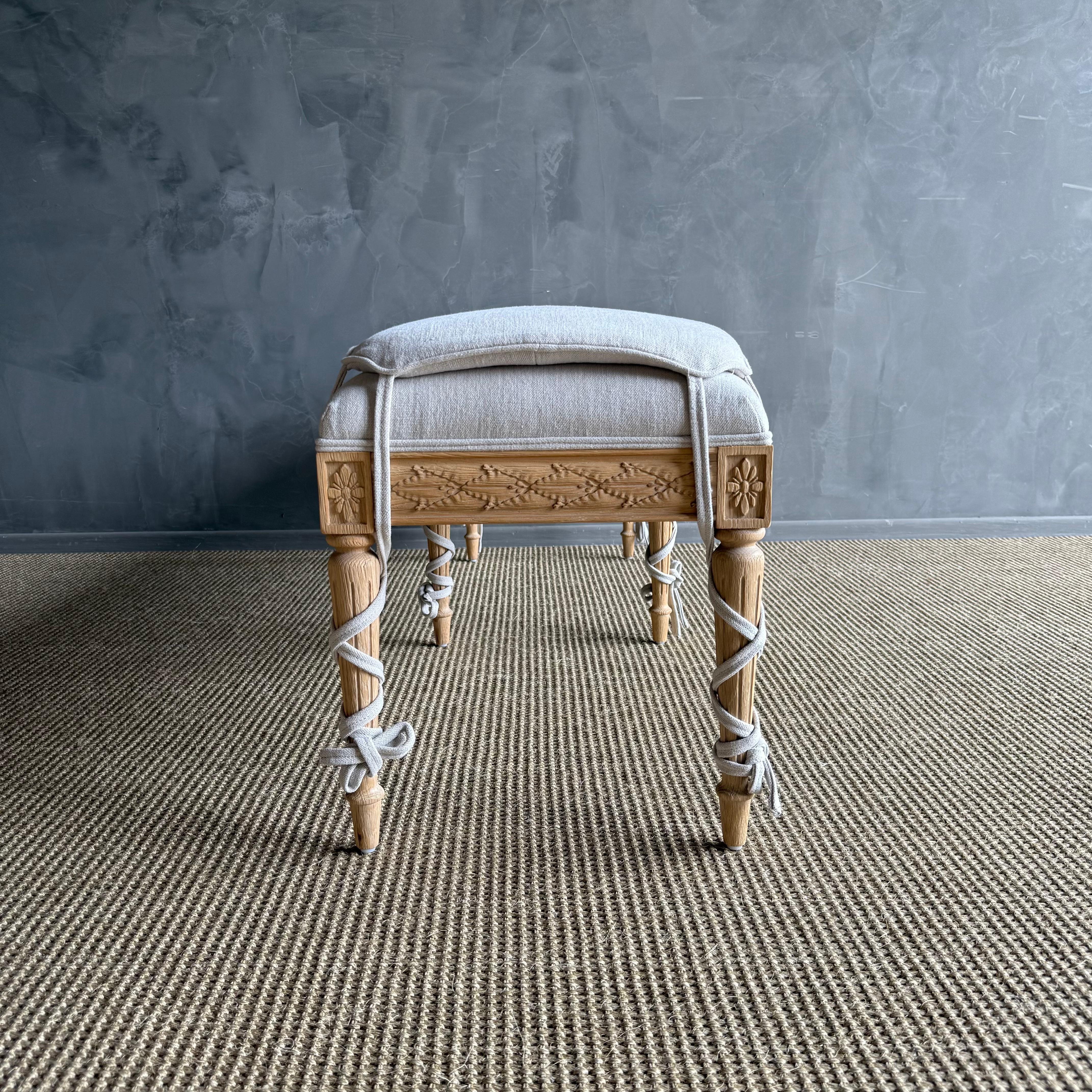 White Oak Carved French Louis XVI Style Bench Upholstered in Linen with Cushion en vente 3