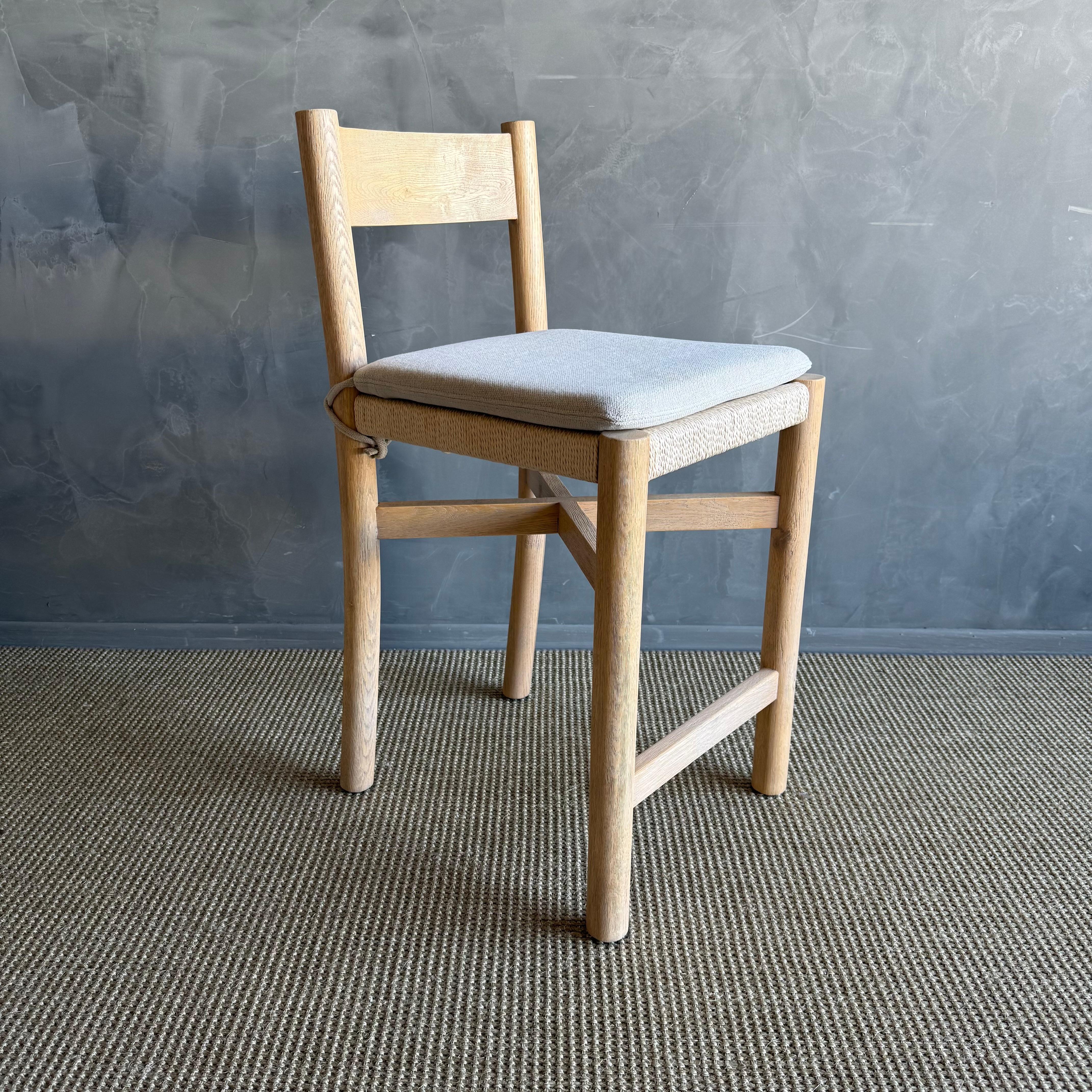 Tabouret de comptoir Ellis en chêne blanc naturel
Élevez votre cuisine ou votre espace bar avec le tabouret de comptoir Ellis. Fabriqué en chêne blanc massif avec une finition naturelle, ce tabouret est doté d'une assise tressée et d'un cadre en