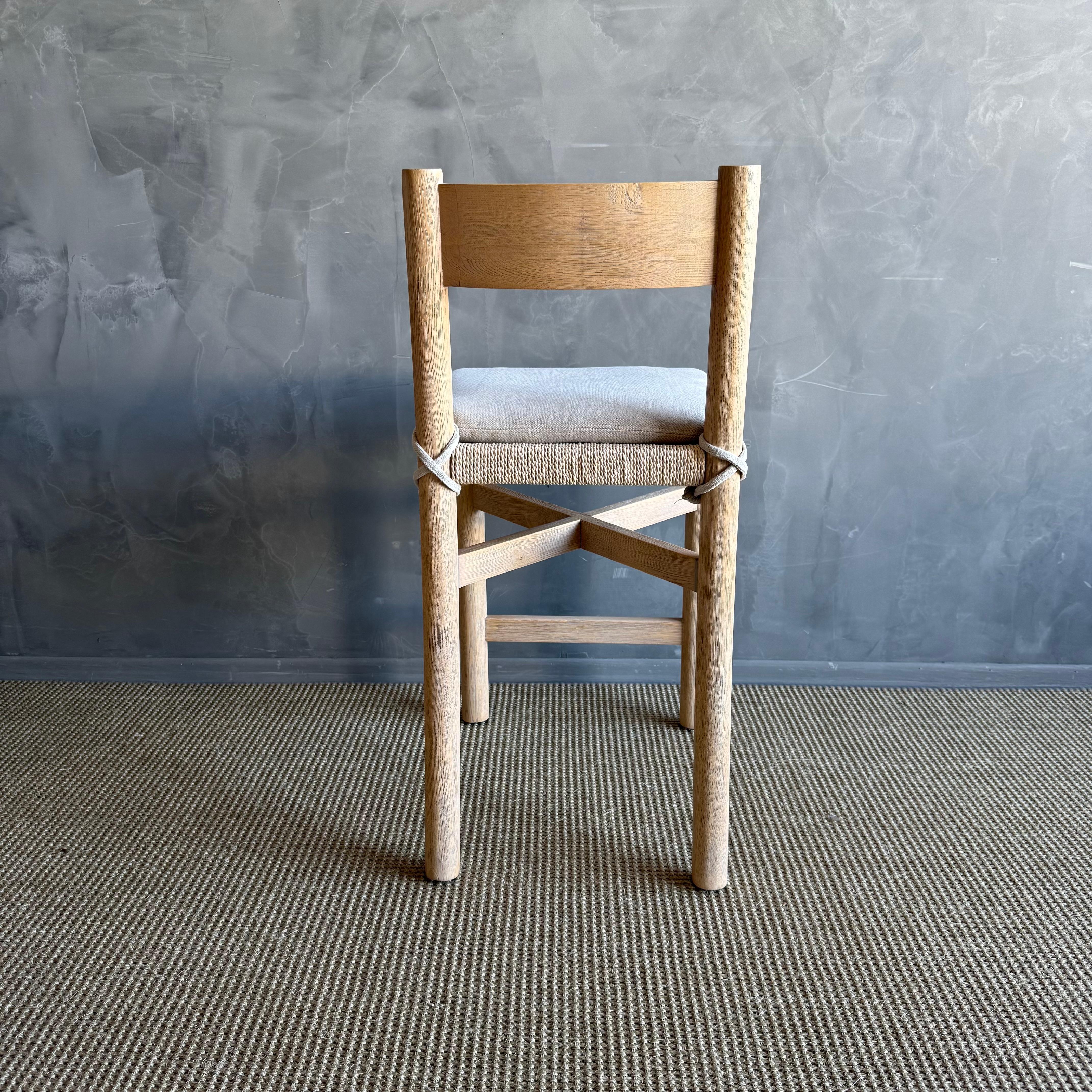 Organique Tabouret de comptoir en chêne blanc avec assise tissée et coussin de siège 100 % ourlé en vente