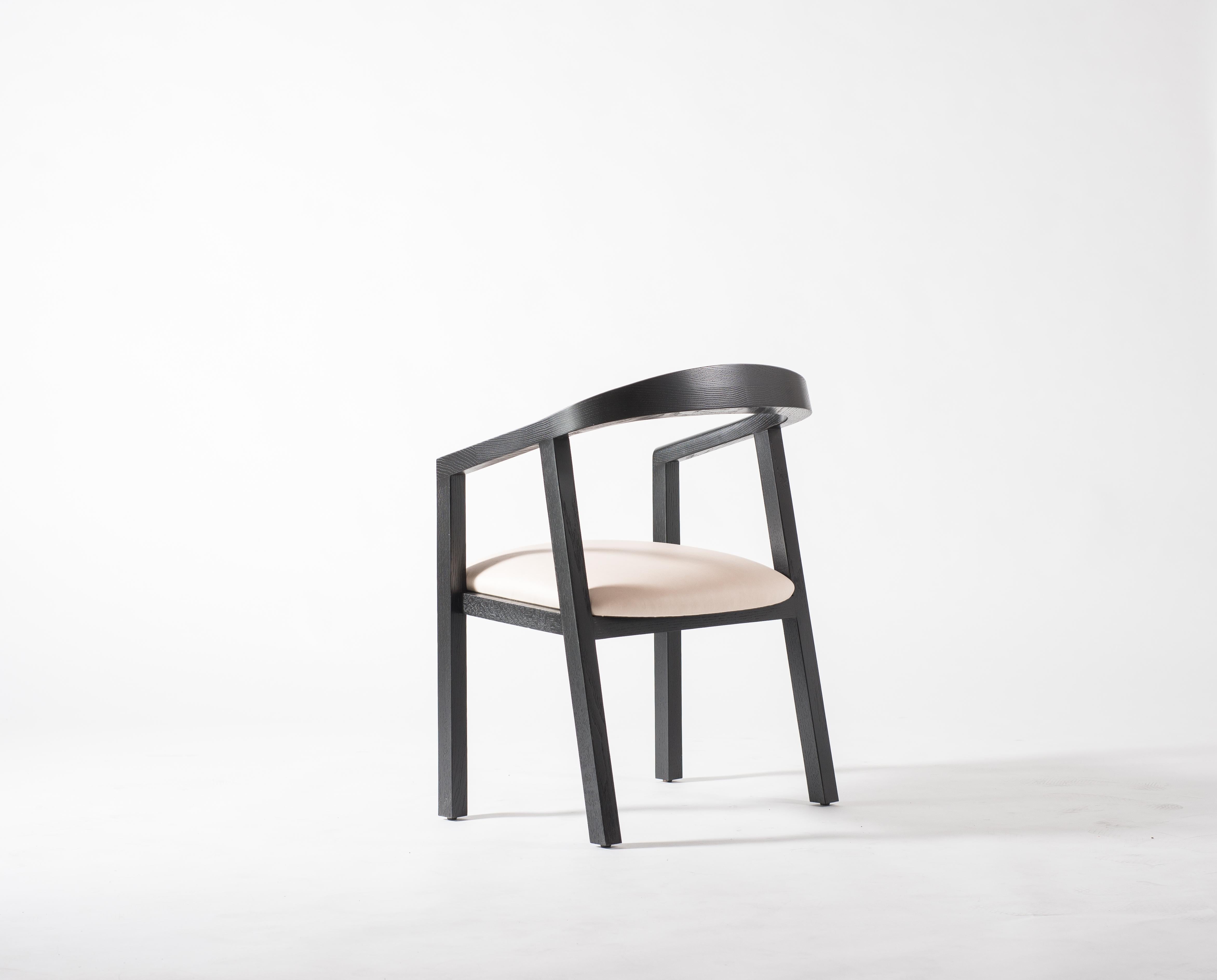 Moderne Chaise de salle à manger en chêne blanc noirci avec assise en cuir / Chaise de salle à manger GH1 en vente