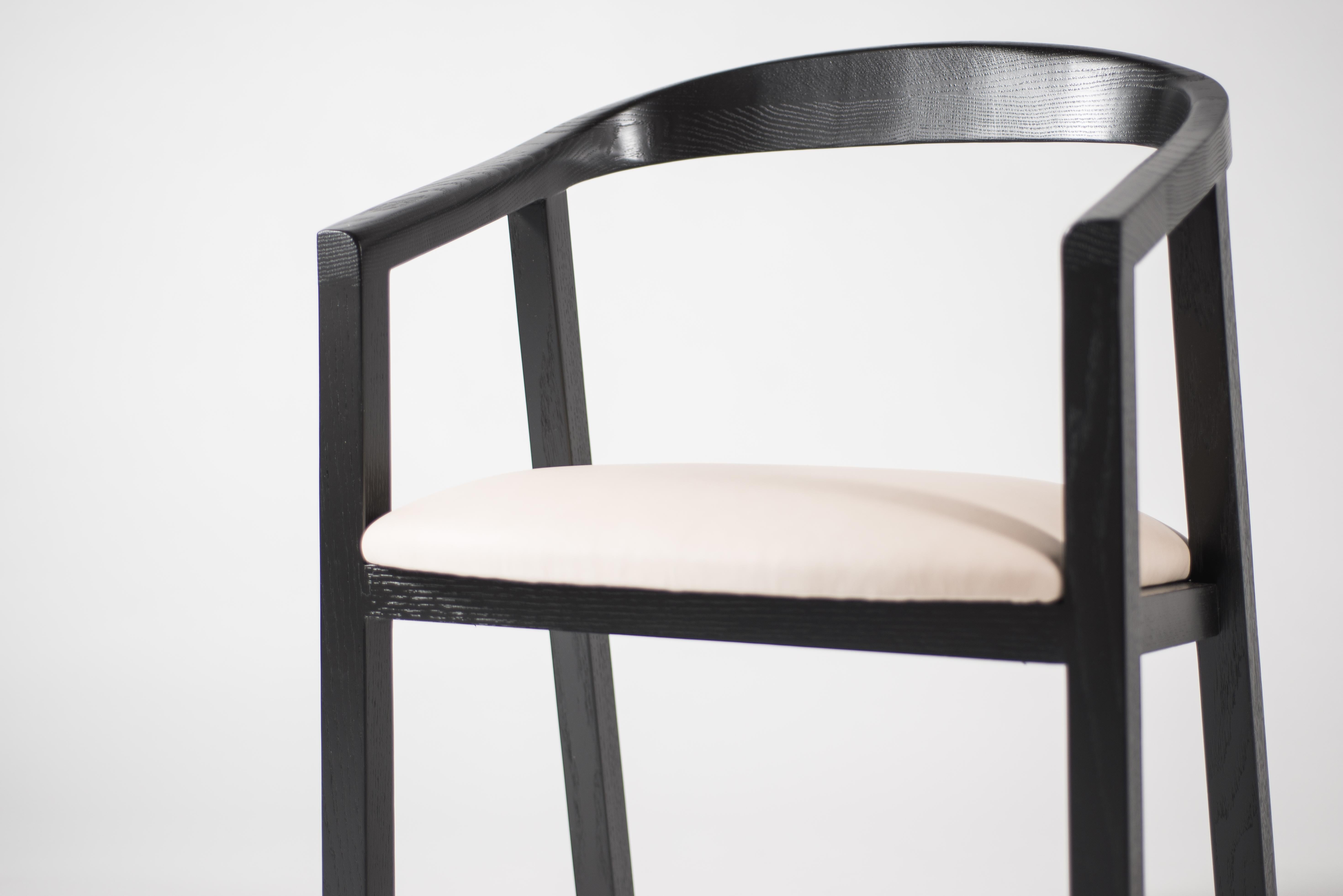 XXIe siècle et contemporain Chaise de salle à manger en chêne blanc noirci avec assise en cuir / Chaise de salle à manger GH1 en vente