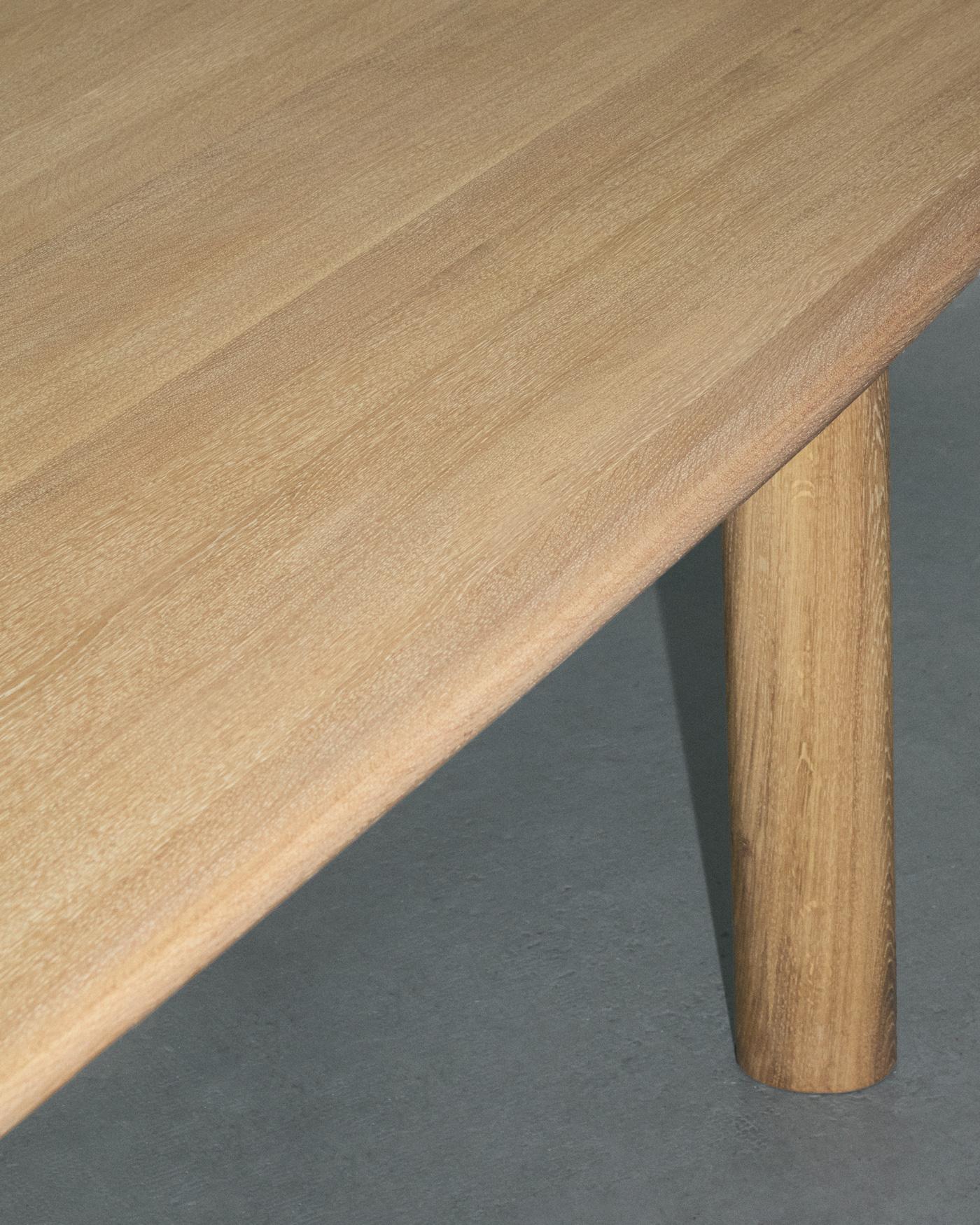 Grüner Onyx-Schreibtisch mit Fuß aus gebürstetem Aluminium oder Messing (Moderne) im Angebot