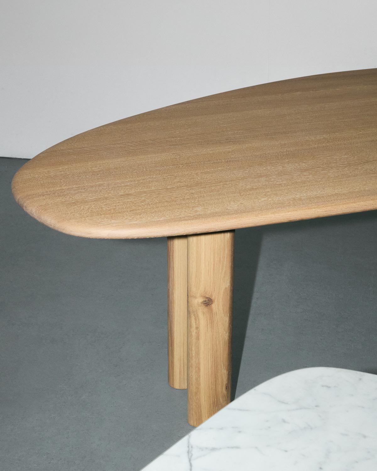 Grüner Onyx-Schreibtisch mit Fuß aus gebürstetem Aluminium oder Messing (amerikanisch) im Angebot