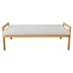 Panchina MORESBY con cornice in Oak Oak bianco e seduta Plume Ciabatta di Maharam