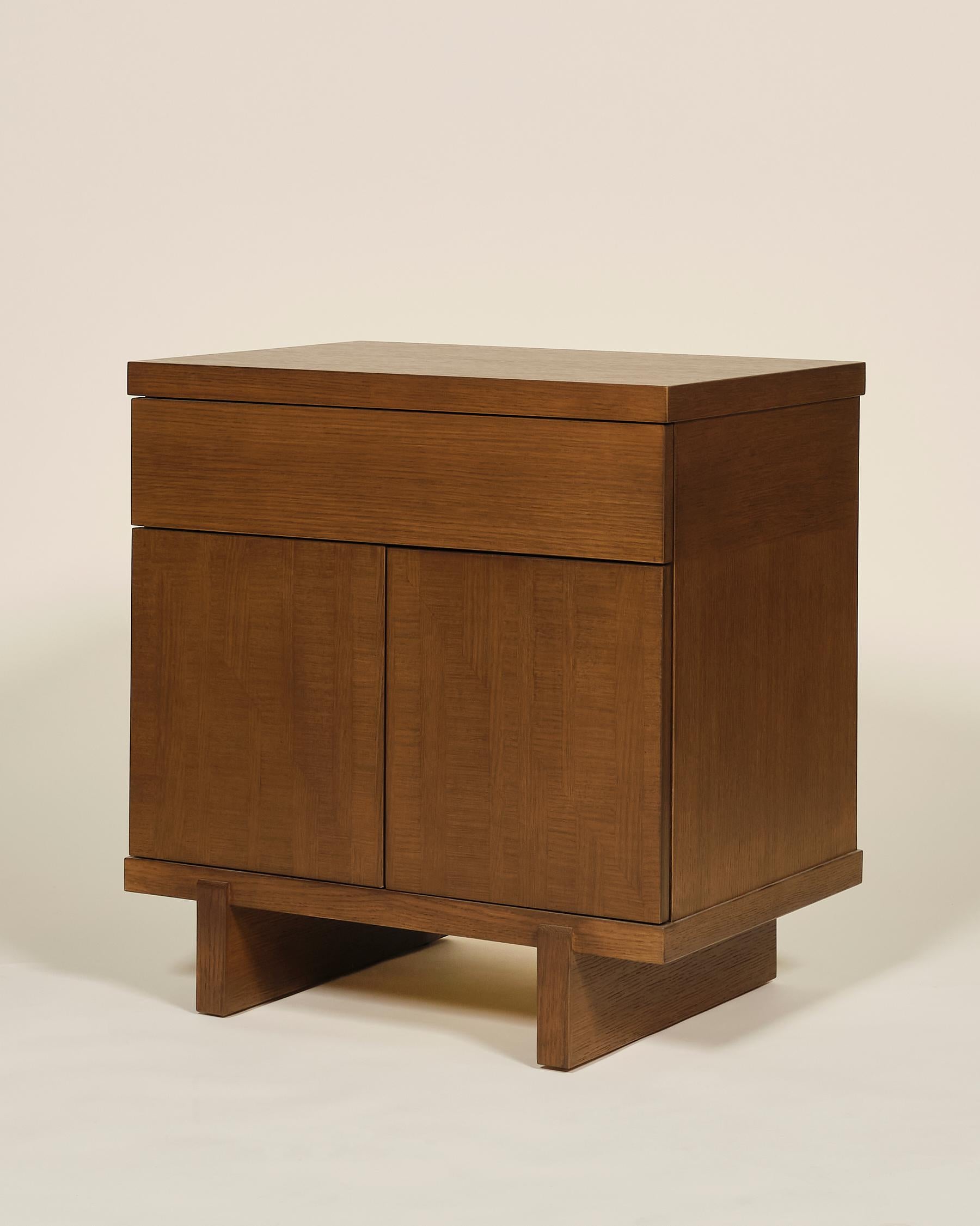 Moderne Table de nuit Ikat en chêne blanc, finition Oak Oak Oak par Lynnea Jean en vente