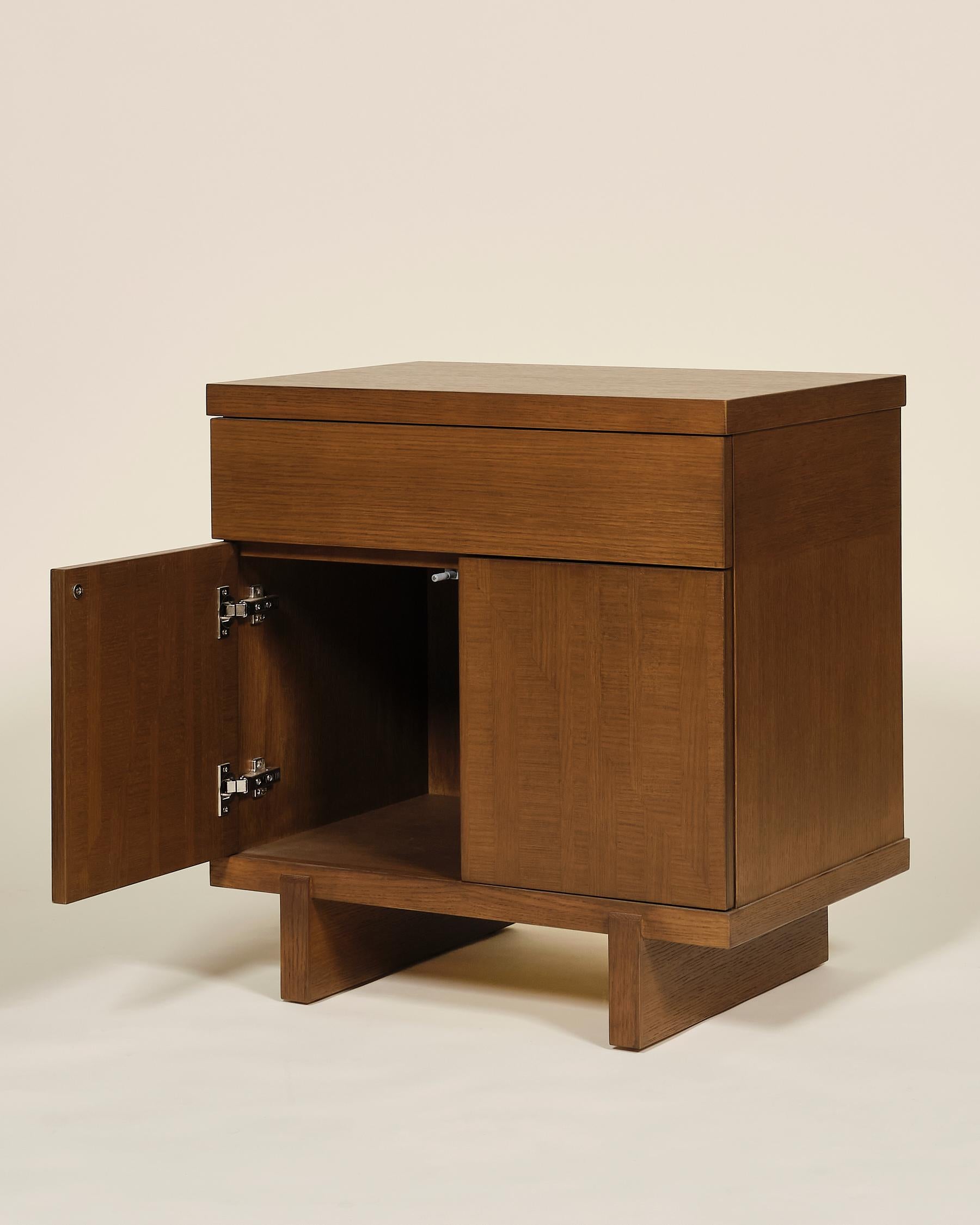 Américain Table de nuit Ikat en chêne blanc, finition Oak Oak Oak par Lynnea Jean en vente