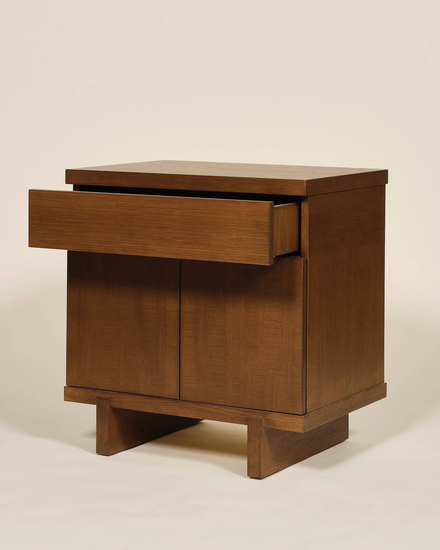 Fait main Table de nuit Ikat en chêne blanc, finition Oak Oak Oak par Lynnea Jean en vente