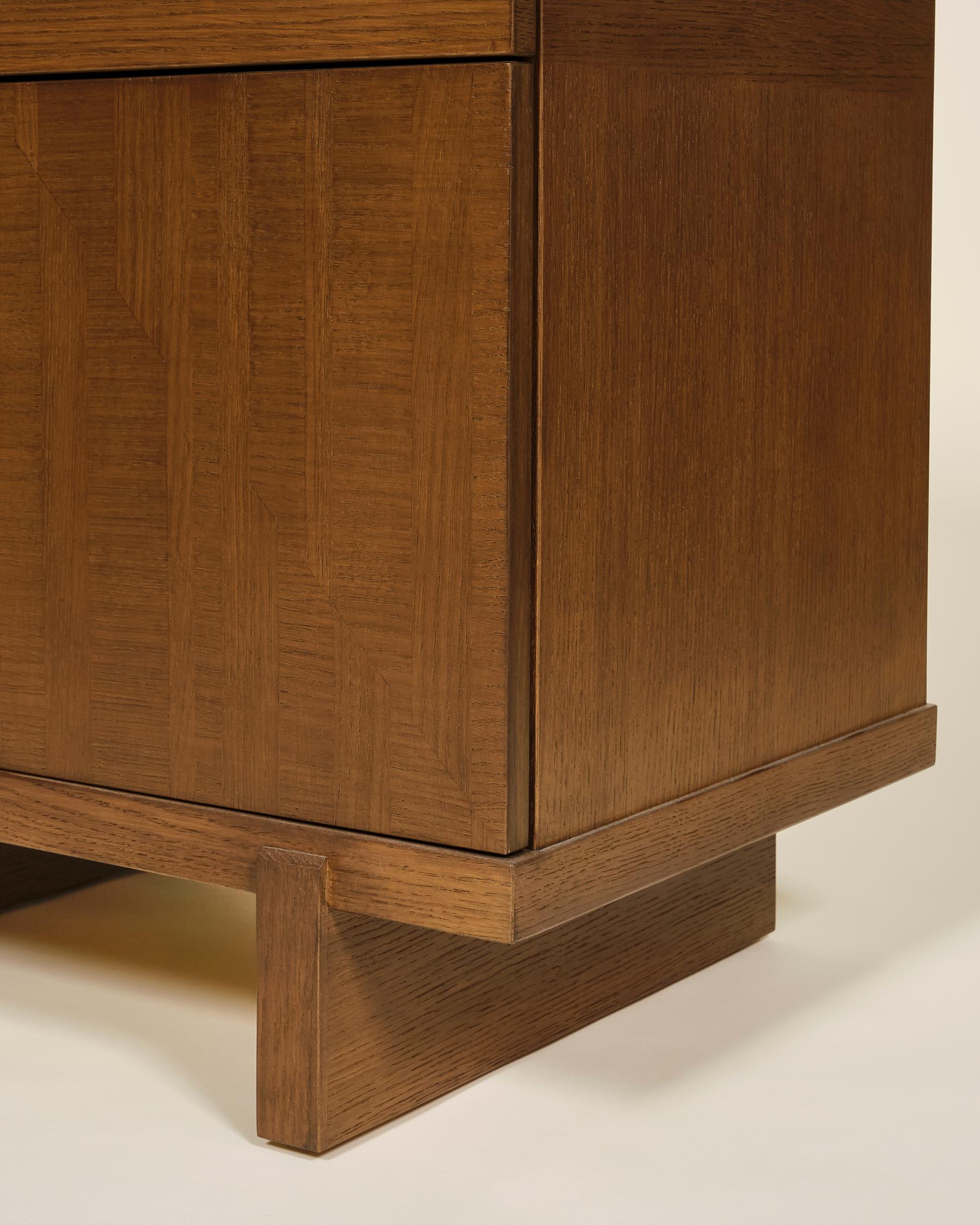 Table de nuit Ikat en chêne blanc, finition Oak Oak Oak par Lynnea Jean Neuf - En vente à Aitkin, MN