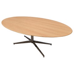 Ovaler Tisch aus weißer Eiche im Stil von Florence Knoll