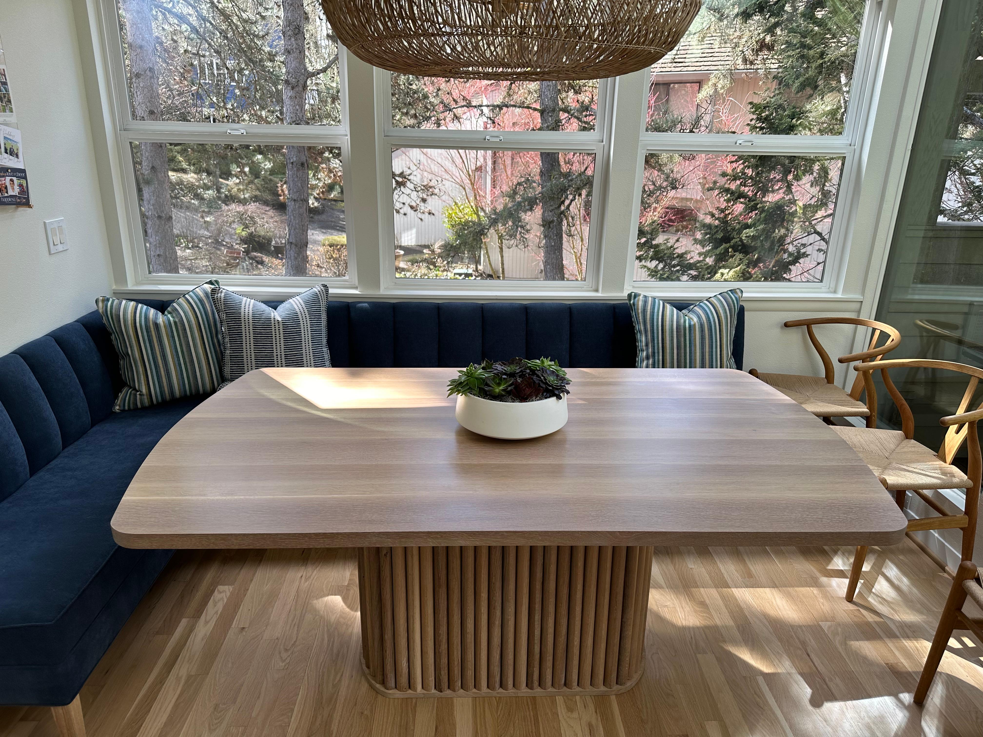 Cette magnifique table de salle à manger est fabriquée en chêne blanc massif de l'Oregon récolté dans la vallée de Willamette. Le plateau est en chêne blanc scié par rift, ce qui permet d'obtenir des veines élégantes et d'une grande régularité. Son