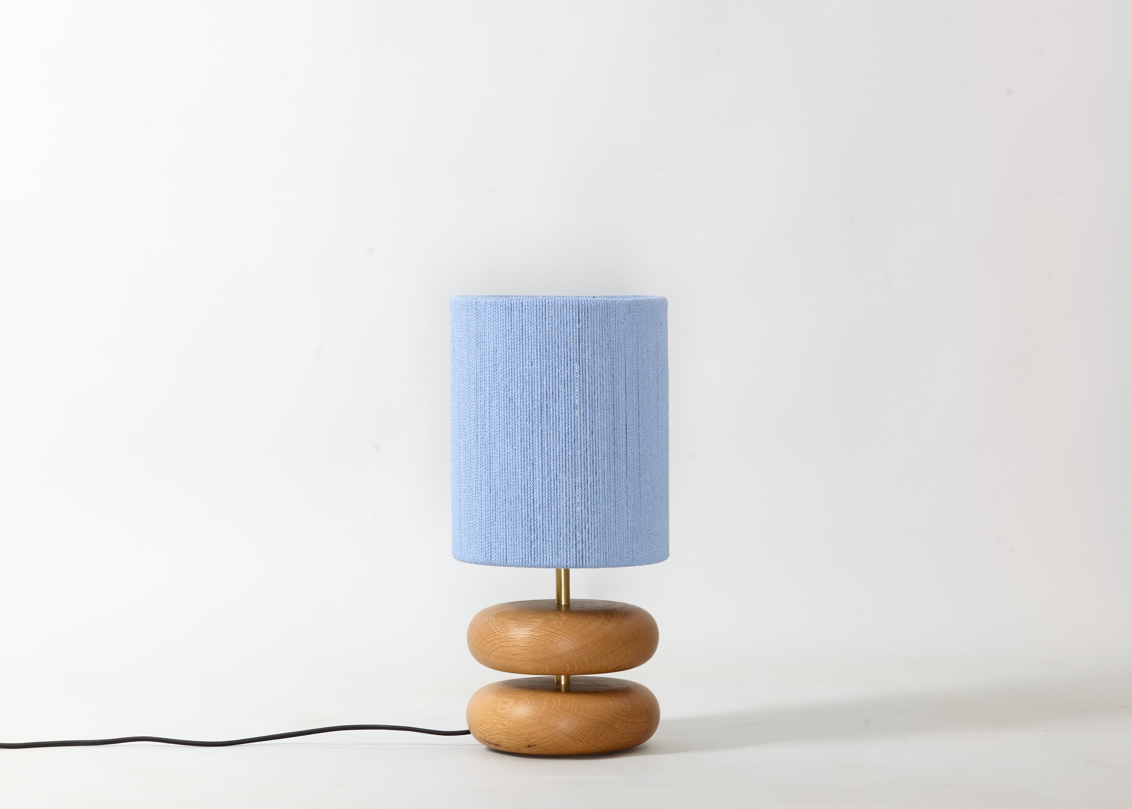 Lámpara de sobremesa de roble blanco River Rock, madera recuperada torneada a mano, MCM Latón en venta