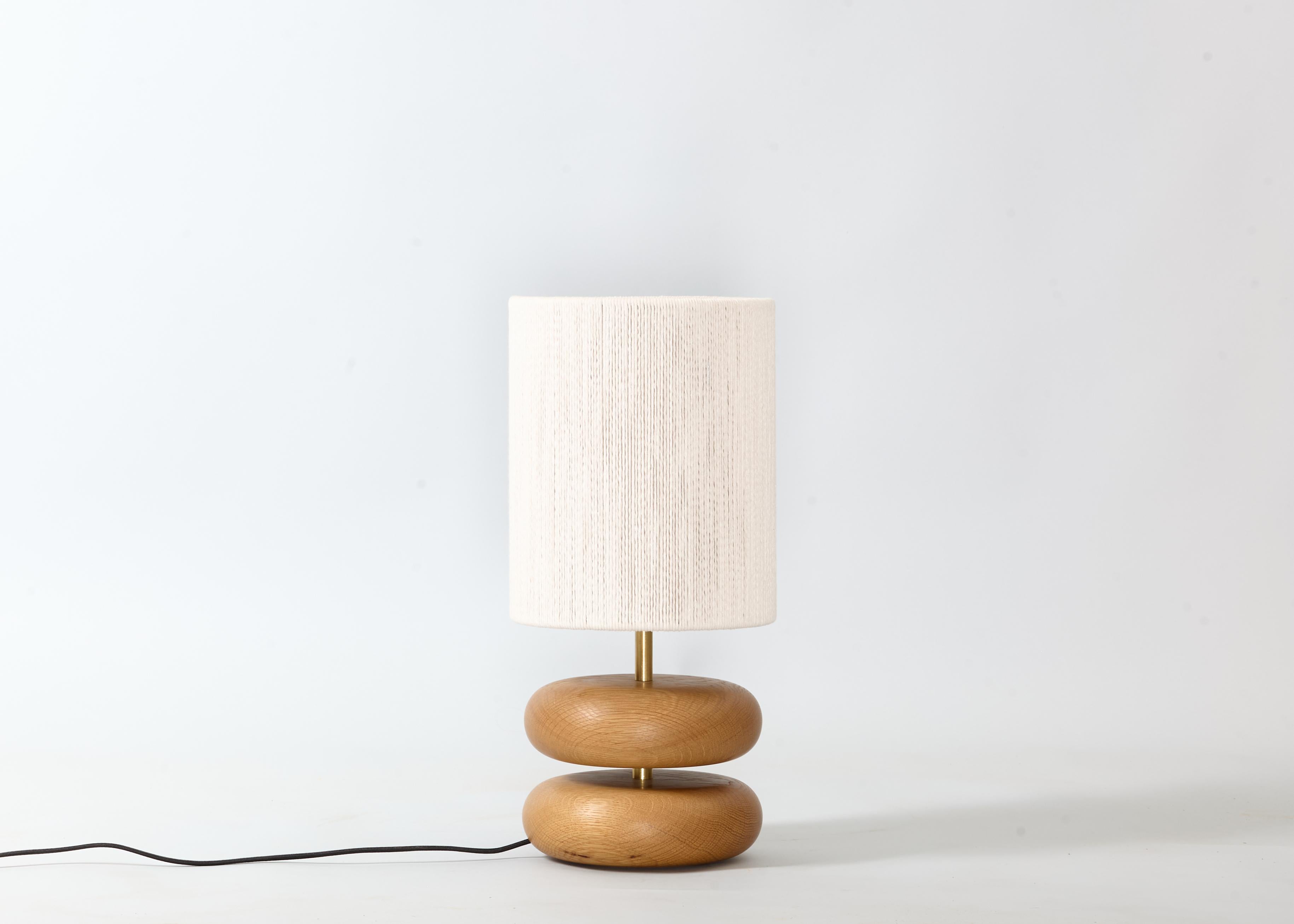 Lámpara de sobremesa de roble blanco River Rock, madera recuperada torneada a mano, MCM Moderno en venta