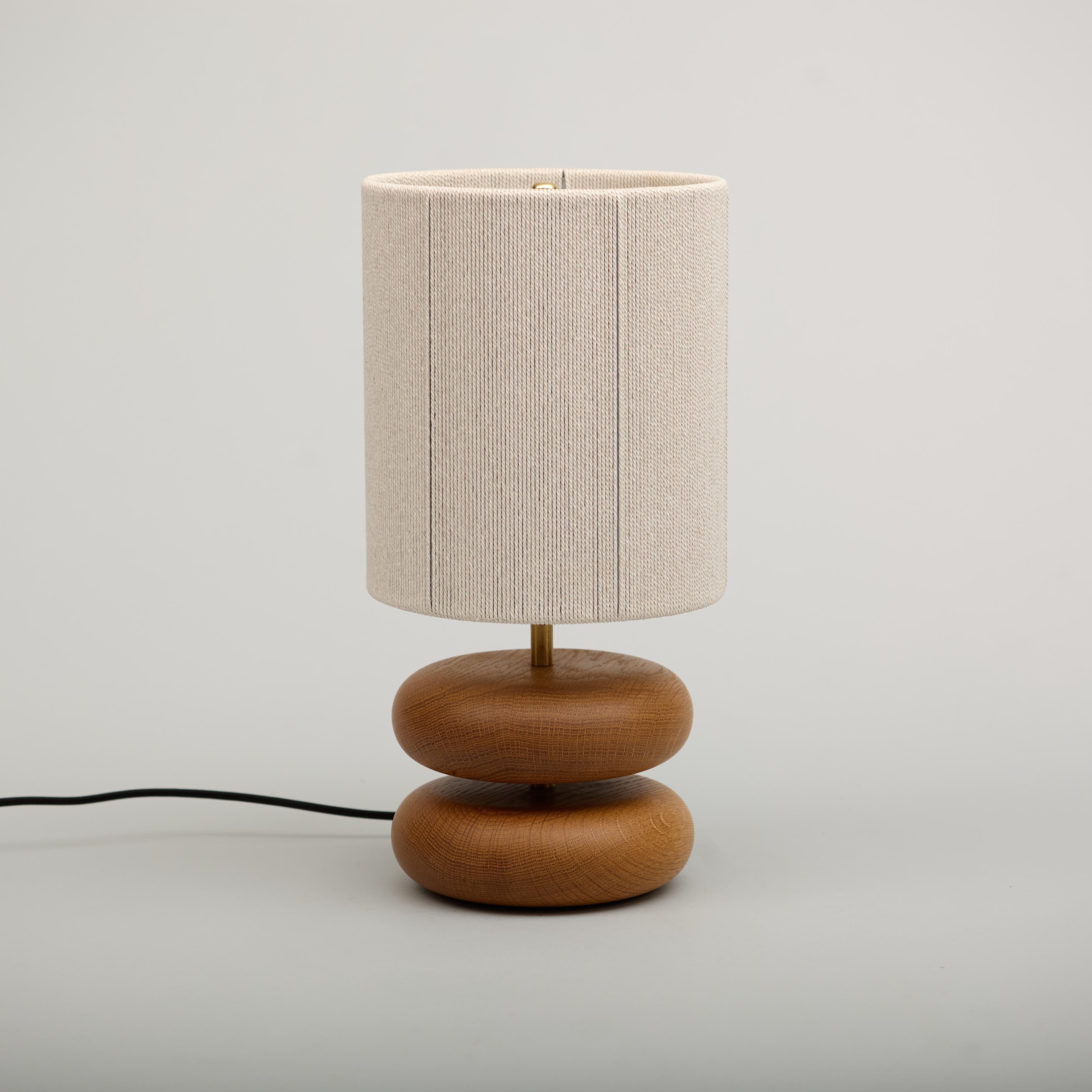Lámpara de sobremesa de roble blanco River Rock, madera recuperada torneada a mano, MCM Moderno en venta