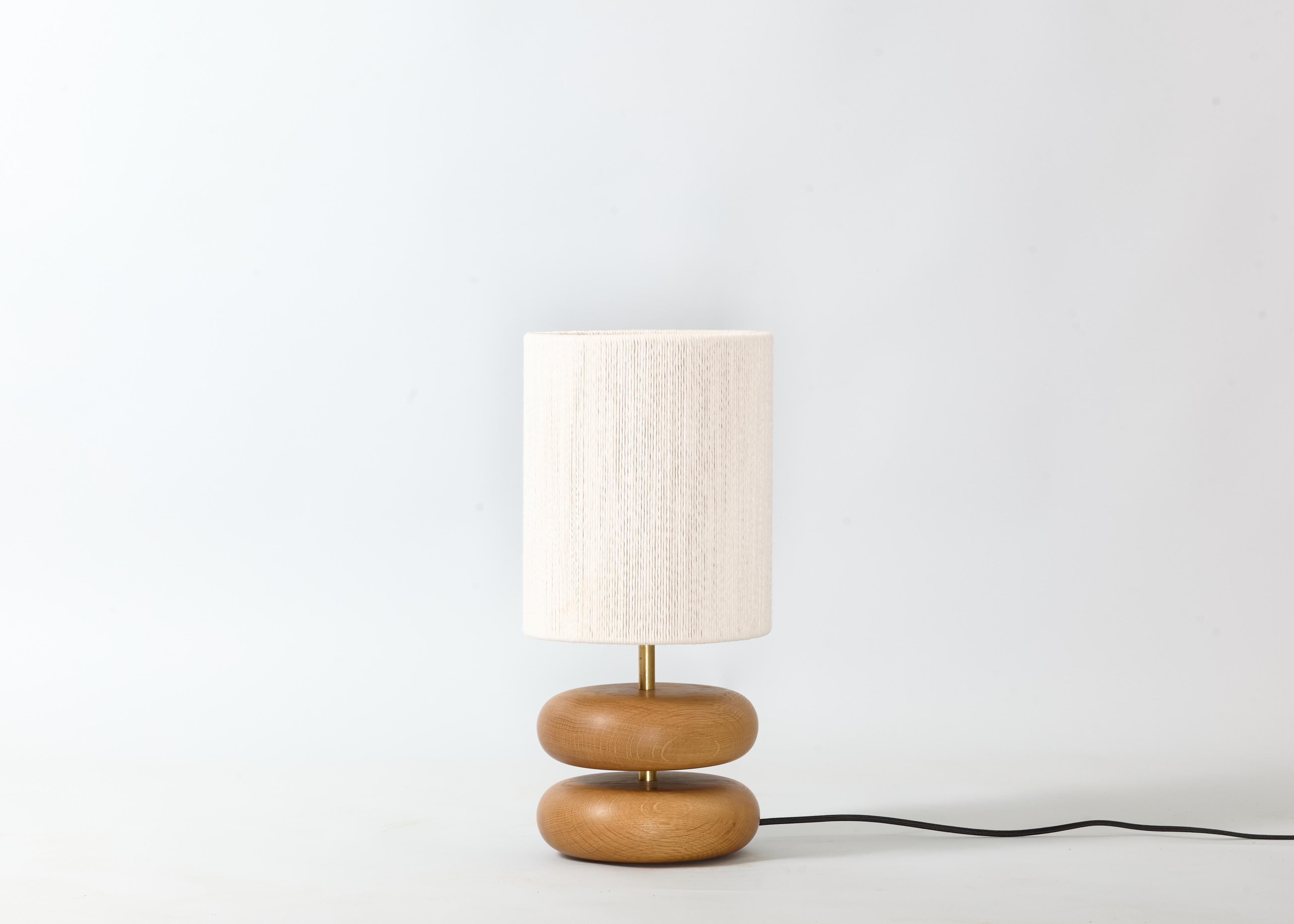 Sencilla y elegante, la lámpara River Rock presenta dos óvalos apilados torneados y lijados como rocas de río pulidas por el tiempo y el agua.

El roble blanco de nuestra lámpara River Rock procede actualmente de roble recuperado. Está torneada a