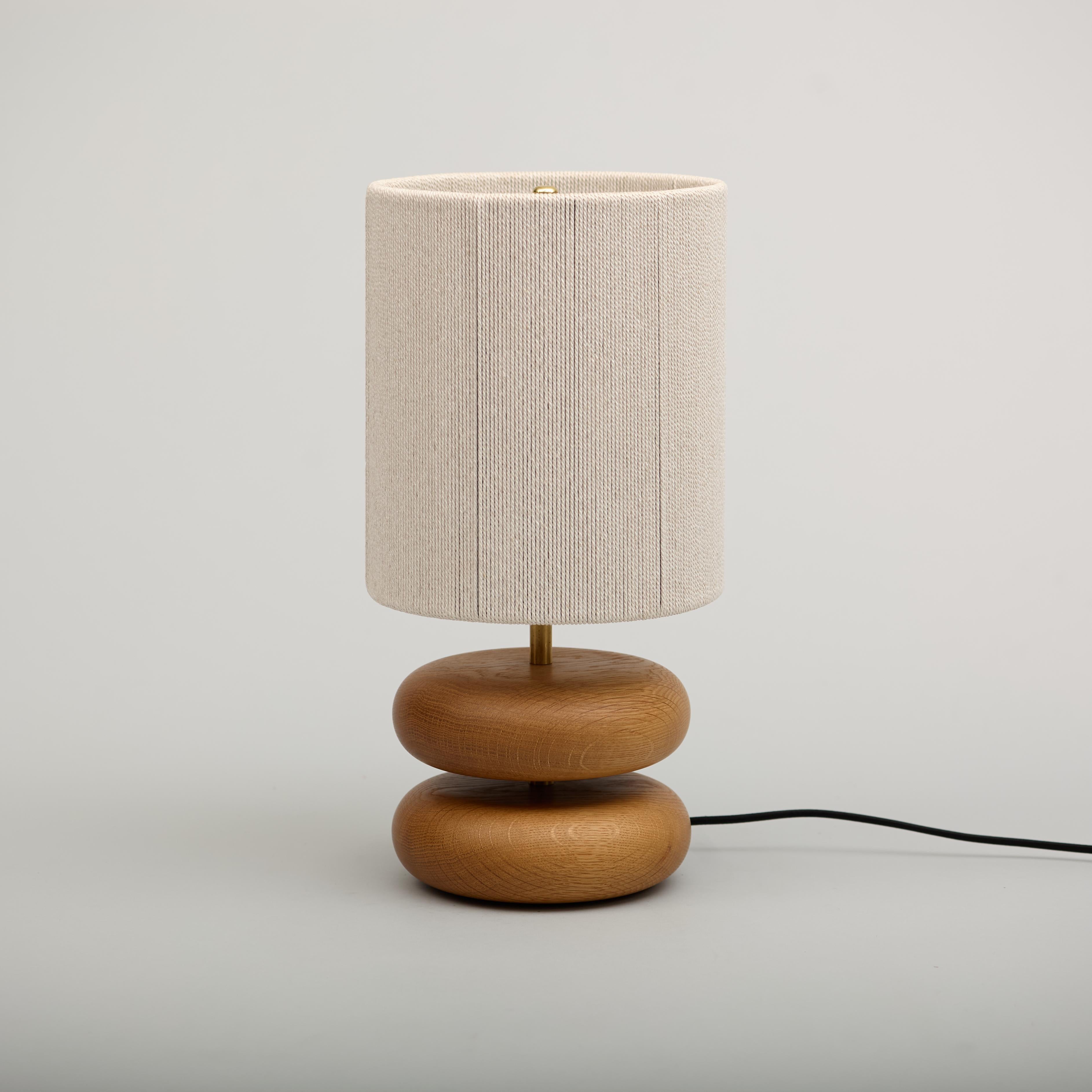 Lámpara de sobremesa de roble blanco River Rock, madera recuperada torneada a mano, MCM Estadounidense en venta