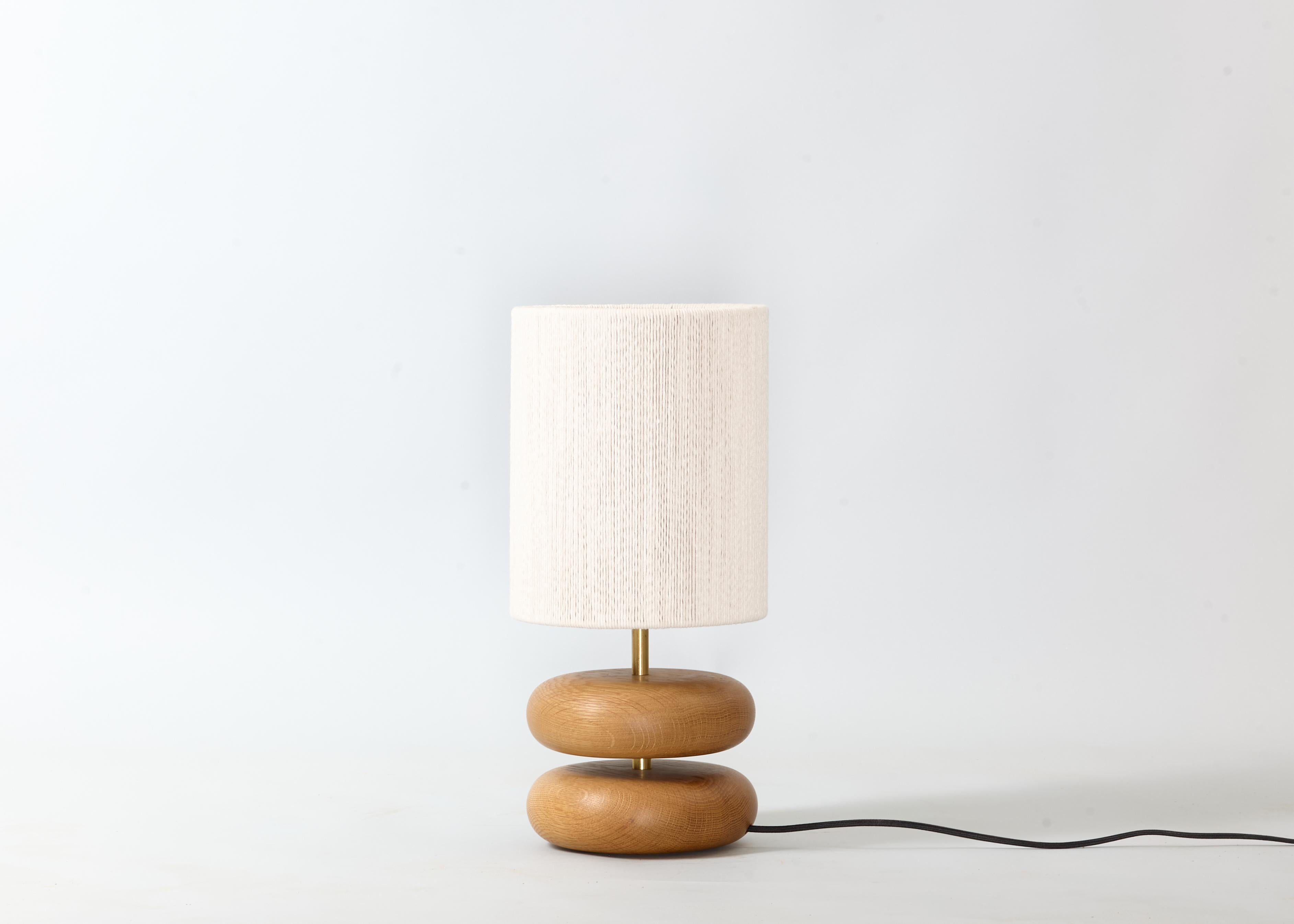 Lámpara de sobremesa de roble blanco River Rock, madera recuperada torneada a mano, MCM Estadounidense en venta