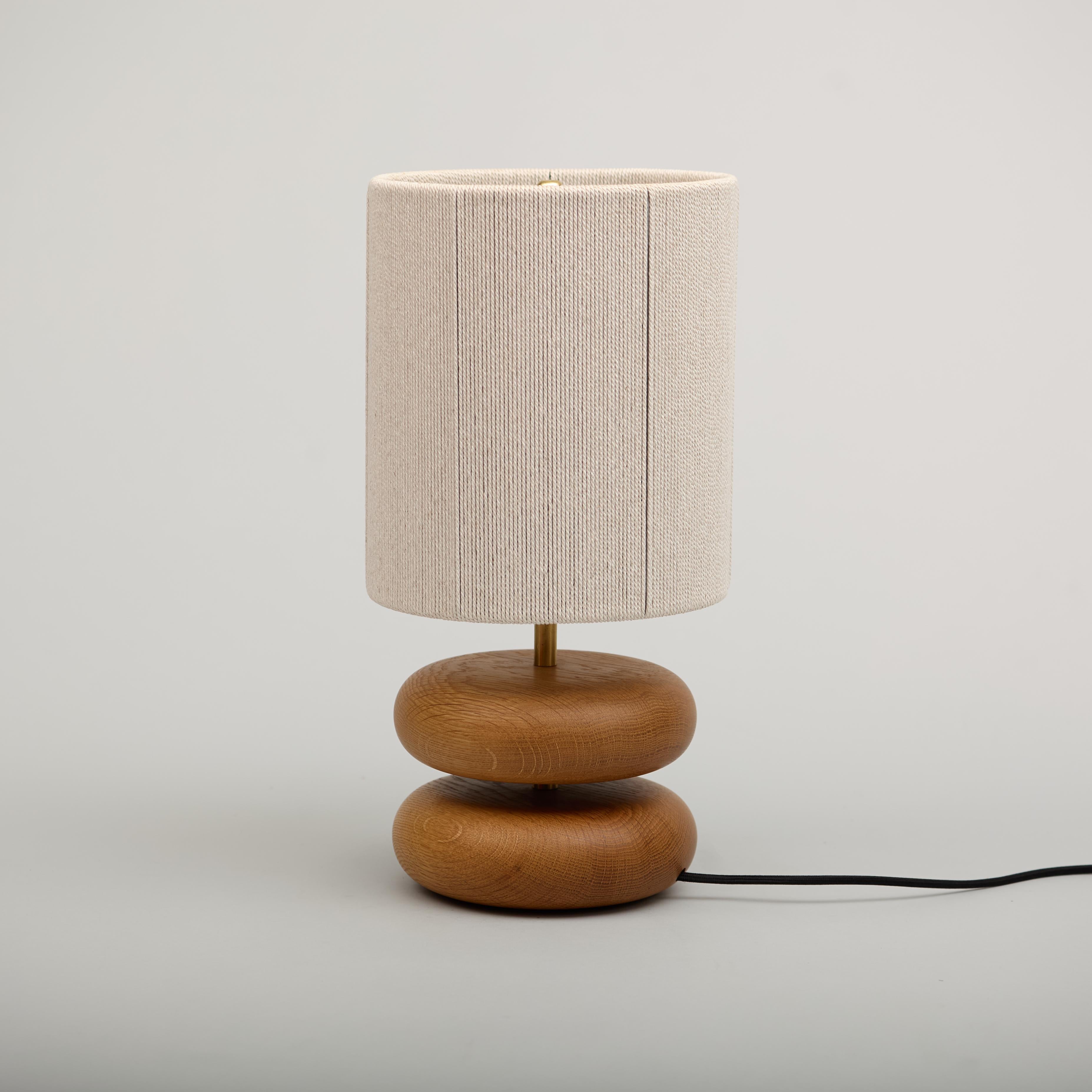Lámpara de sobremesa de roble blanco River Rock, madera recuperada torneada a mano, MCM Hecho a mano en venta