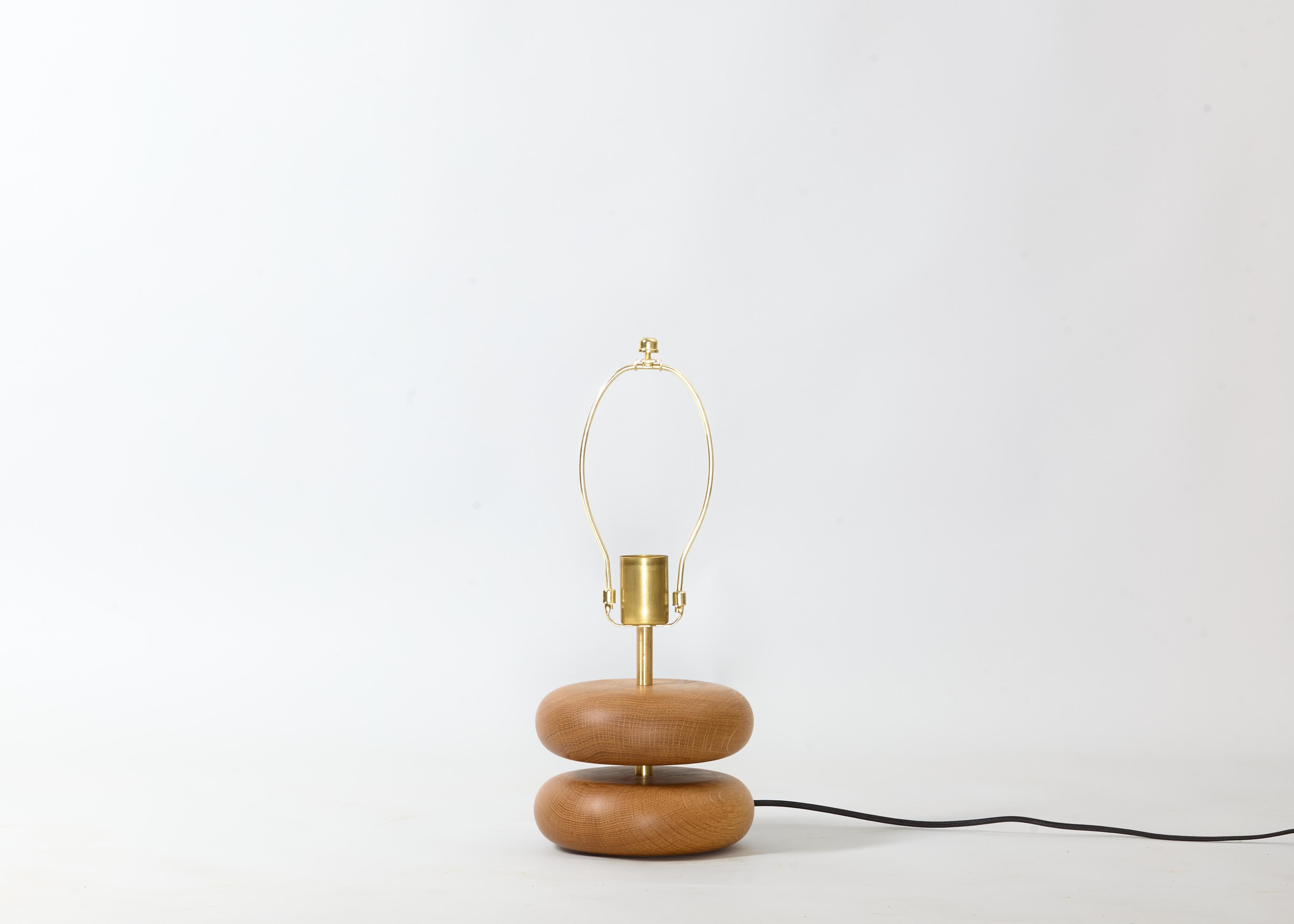 Lámpara de sobremesa de roble blanco River Rock, madera recuperada torneada a mano, MCM Hecho a mano en venta