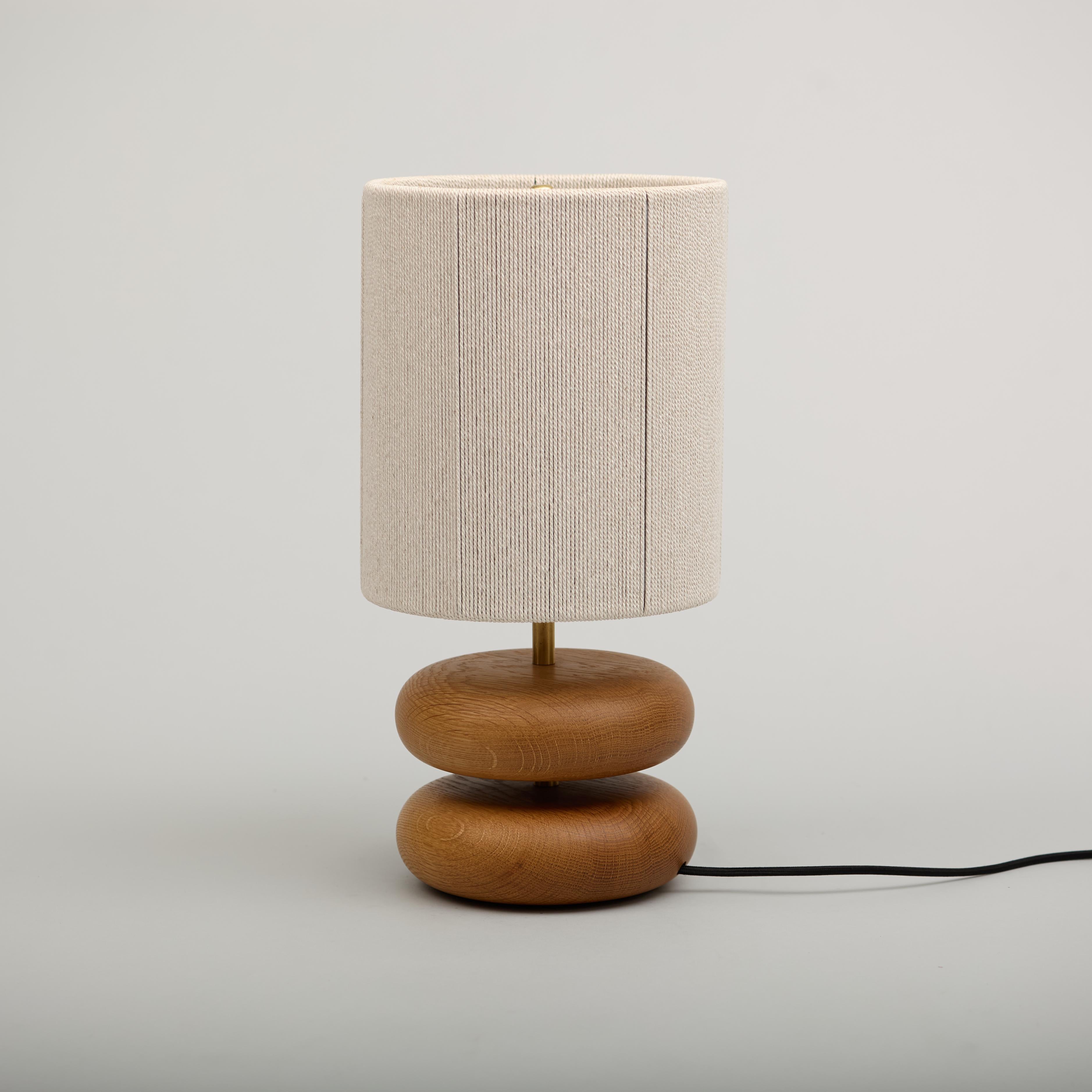 Lámpara de sobremesa de roble blanco River Rock, madera recuperada torneada a mano, MCM en Nuevo estado para la venta en Los Angeles, CA