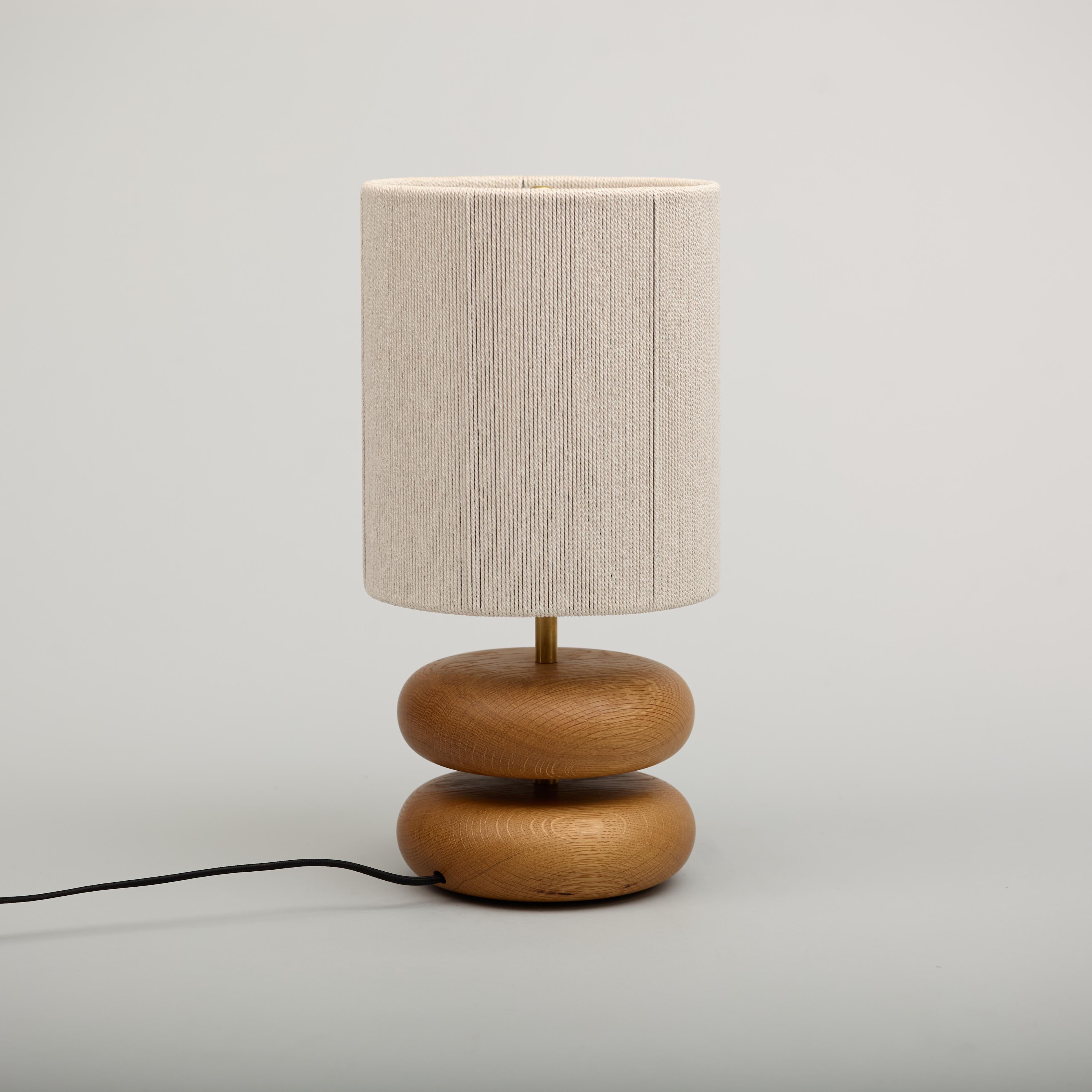 Lámpara de sobremesa de roble blanco River Rock, madera recuperada torneada a mano, MCM Latón en venta