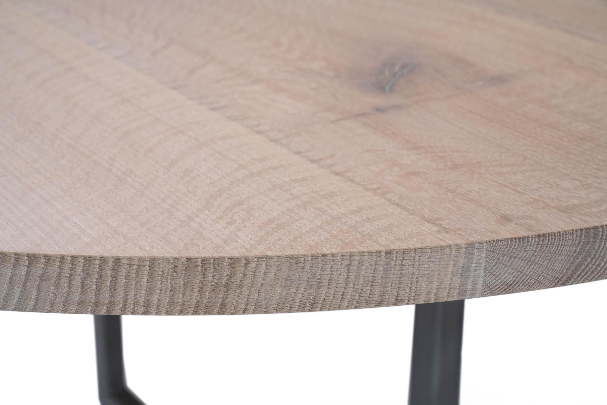 Incrusté Table de salle à manger ronde de 36 po en chêne blanc et incrustations d'étain Base moderne à piédestal en acier en vente