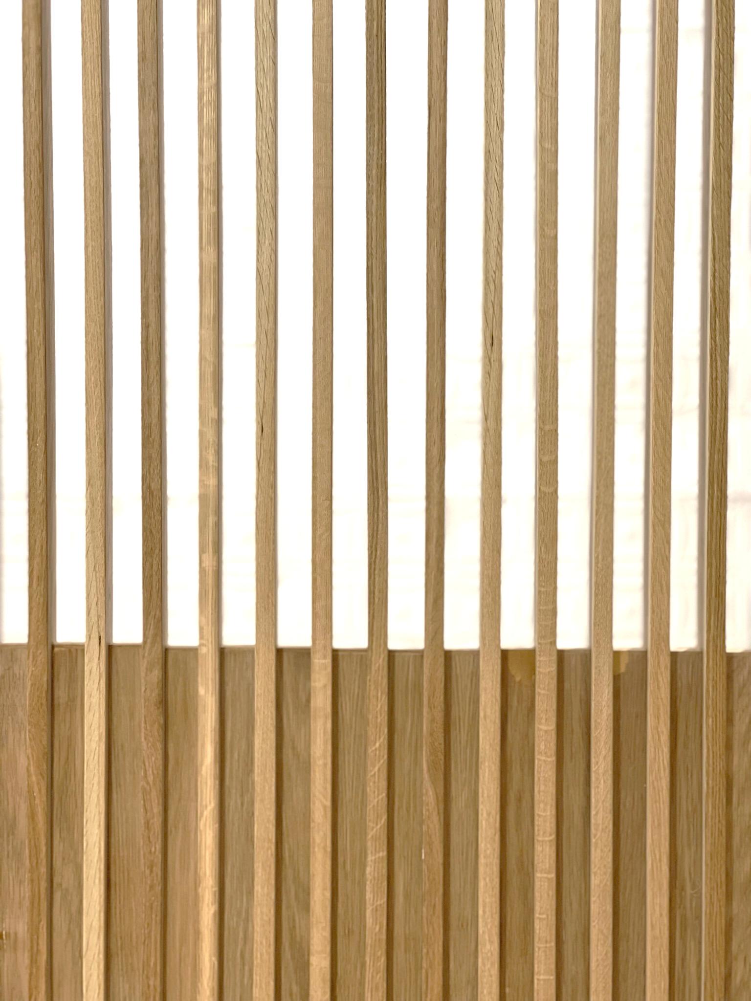 Leuchte Raumteiler aus weißem Eichenholz mit schwenkbarem Scharnier, Minimalismus (Moderne der Mitte des Jahrhunderts) im Angebot