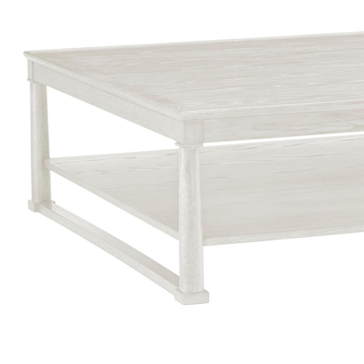Cette pièce au design élégant allie fonctionnalité et style, ce qui en fait la pièce maîtresse parfaite pour tout salon. Fabriquée en chêne de haute qualité, la table présente une finition lavée blanche qui met en valeur le grain naturel et la