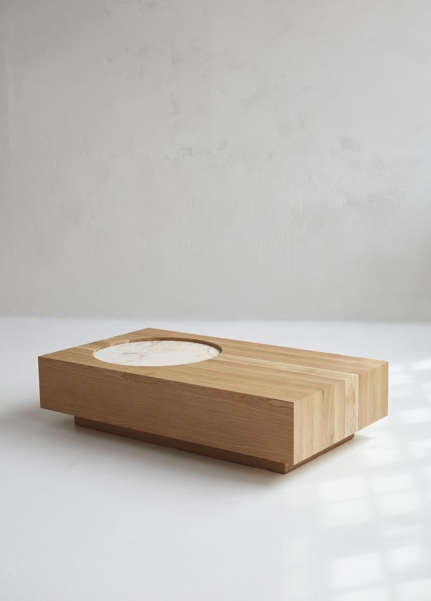 Organique Table basse en placage de chêne blanc avec insert en marbre 46