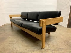 Sofá de roble blanco con piel negra by Metropolitan