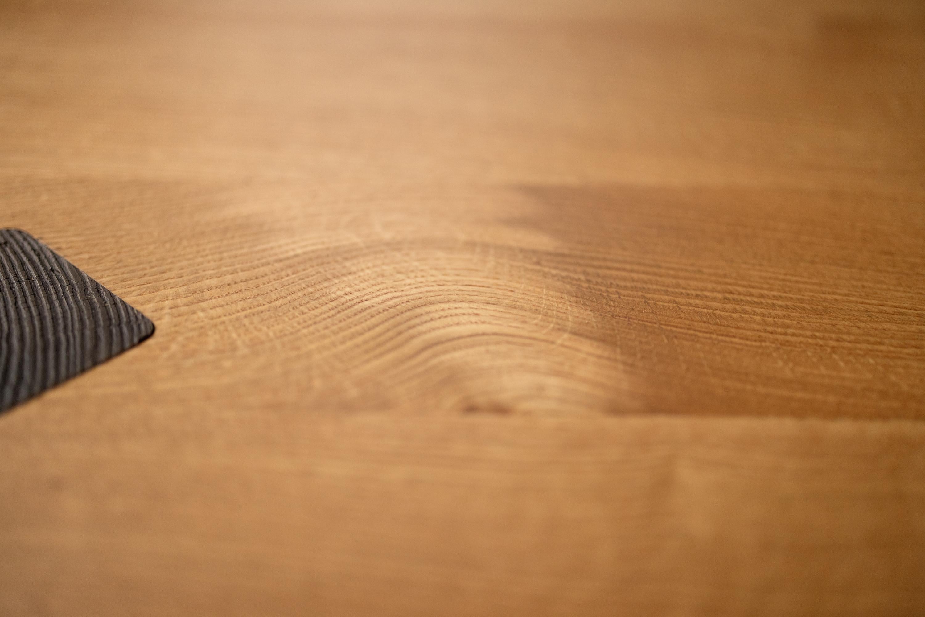 Calco Tavolino Winston in legno di Oak Wood + dettagli in bronzo fuso di Alabama Sawyer in vendita