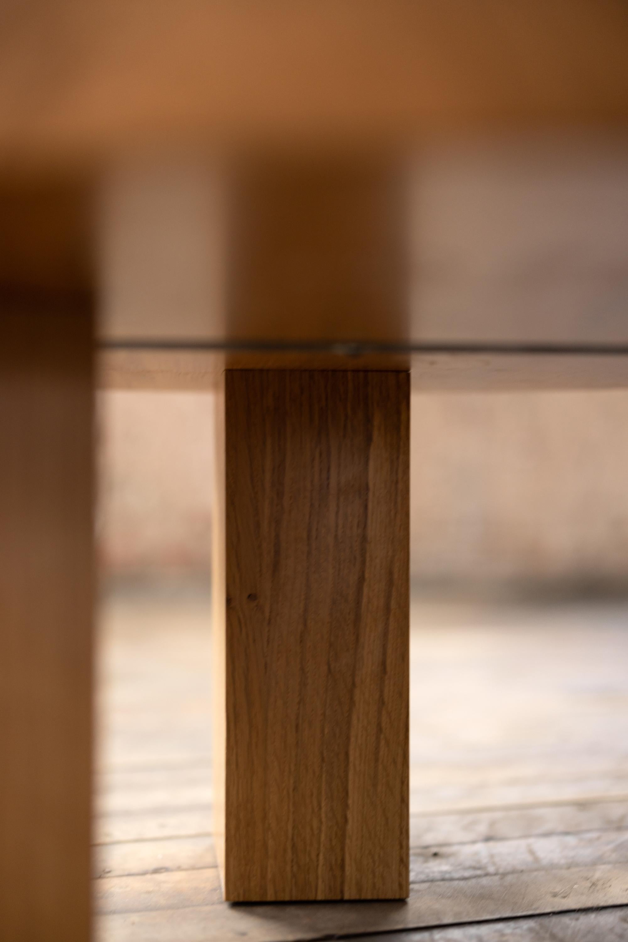 Tavolino Winston in legno di Oak Wood + dettagli in bronzo fuso di Alabama Sawyer in vendita 1