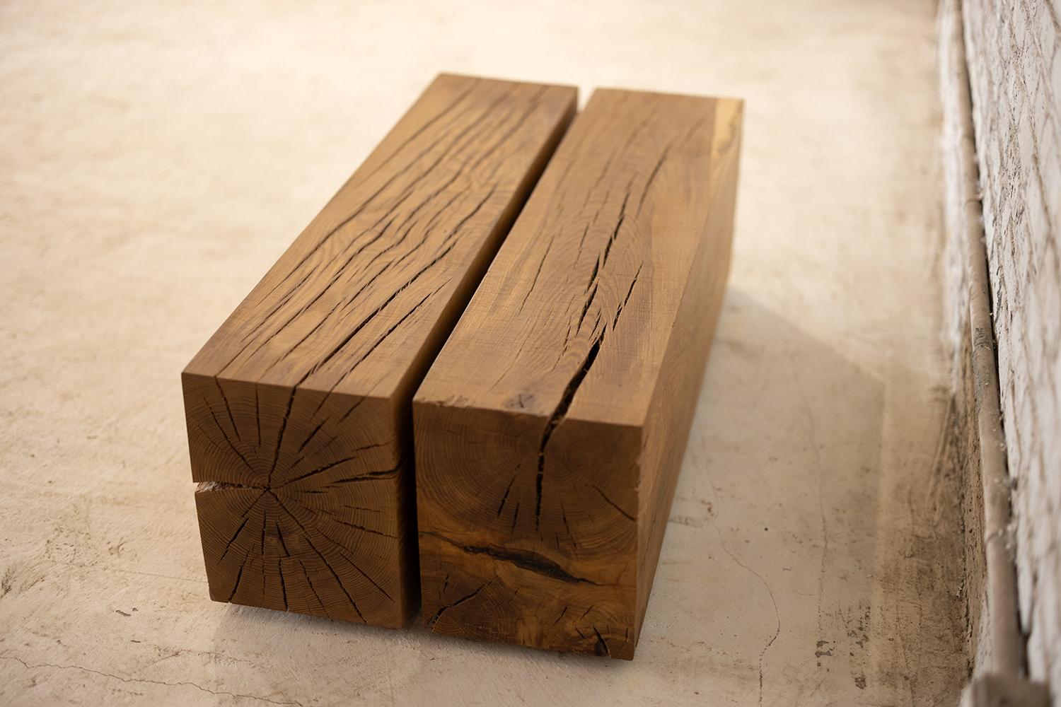 Mesa baja de madera de roble blanco  Conjunto de bancos de madera recuperada  Único en su especie Siglo XXI y contemporáneo
