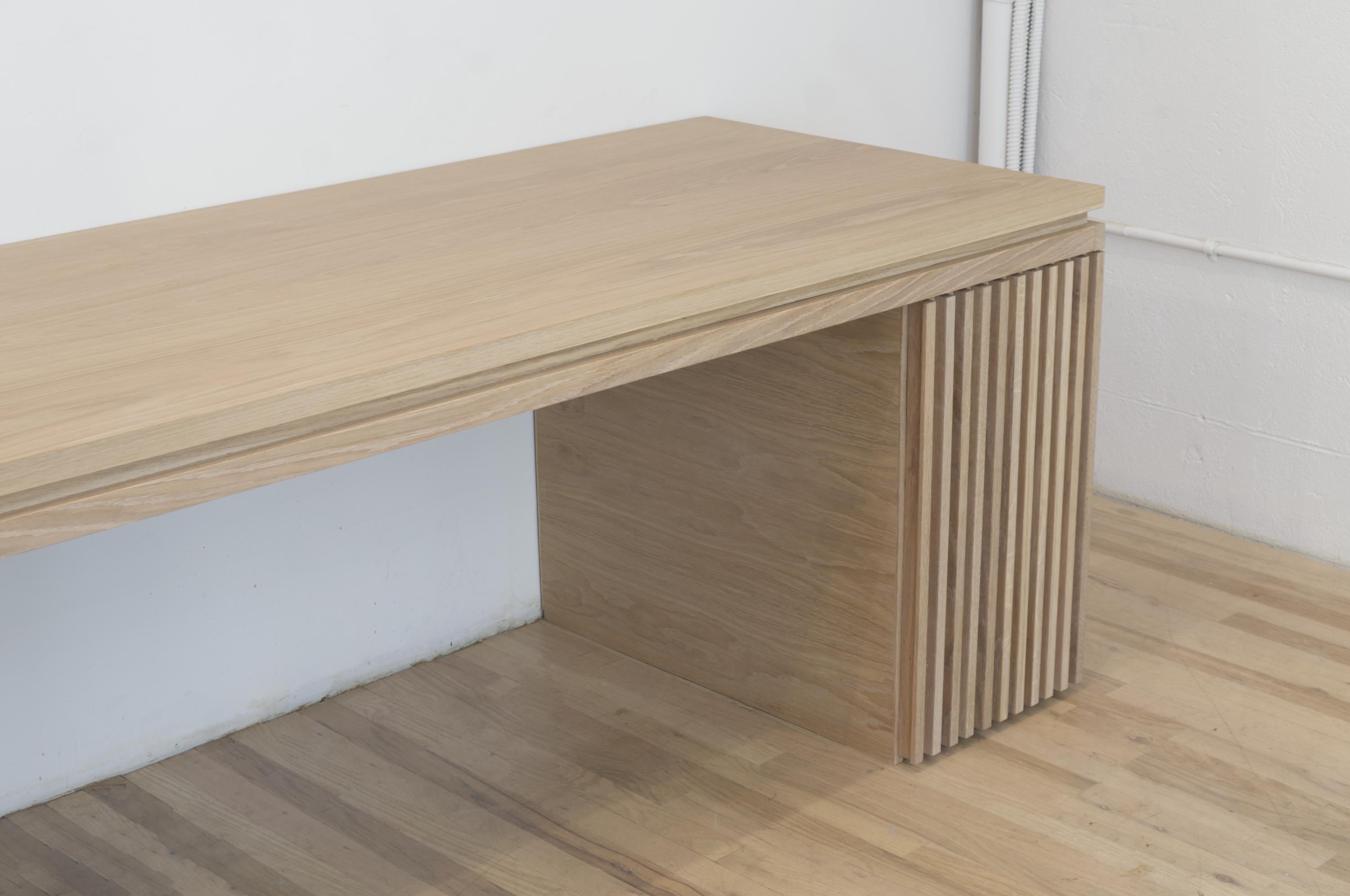 Dieser Tisch aus geschmolzenem Nussbaumholz besticht durch seine zauberhaften, abgeschrägten Kanten.
Handgefertigt aus massiver Eiche, eine perfekte Einrichtung für einen Schreibtisch.
Es wurde für den Innenraum einer Schaufenstergalerie entworfen