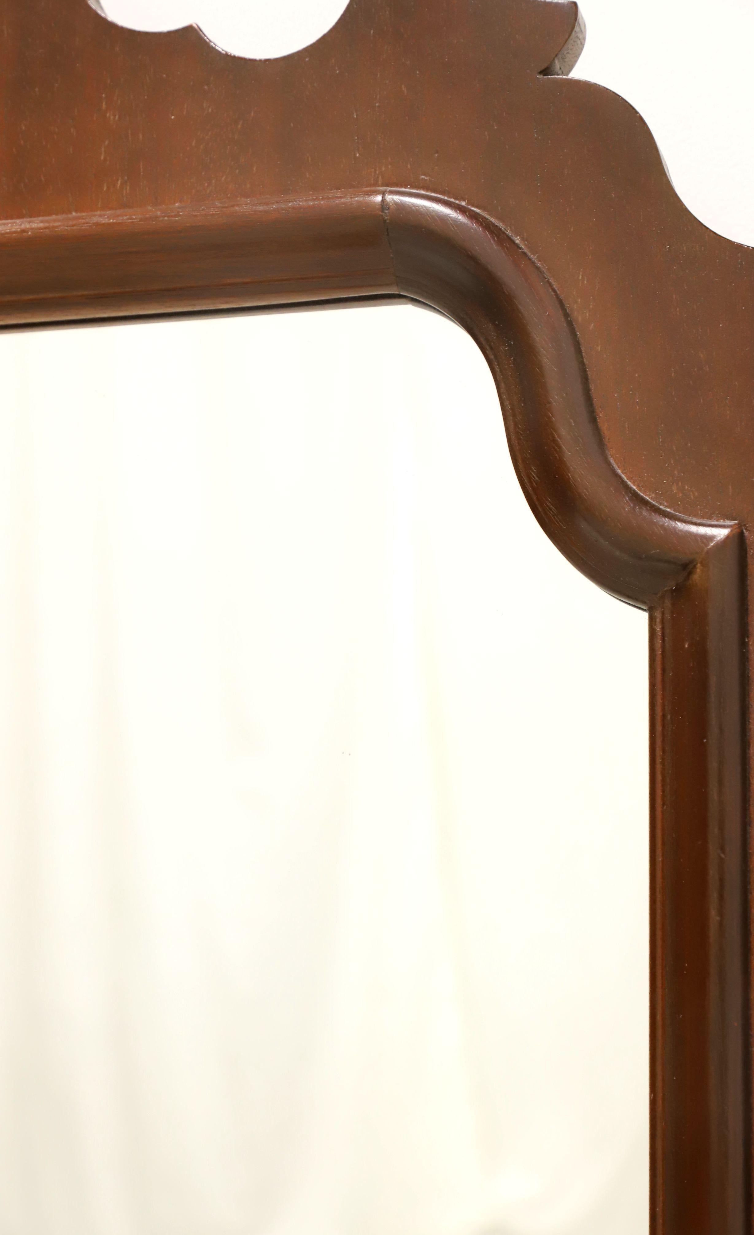 WHITE OF MEBANE Banded Mahogany Chippendale Dressing Mirror In Good Condition For Sale In Charlotte, NC