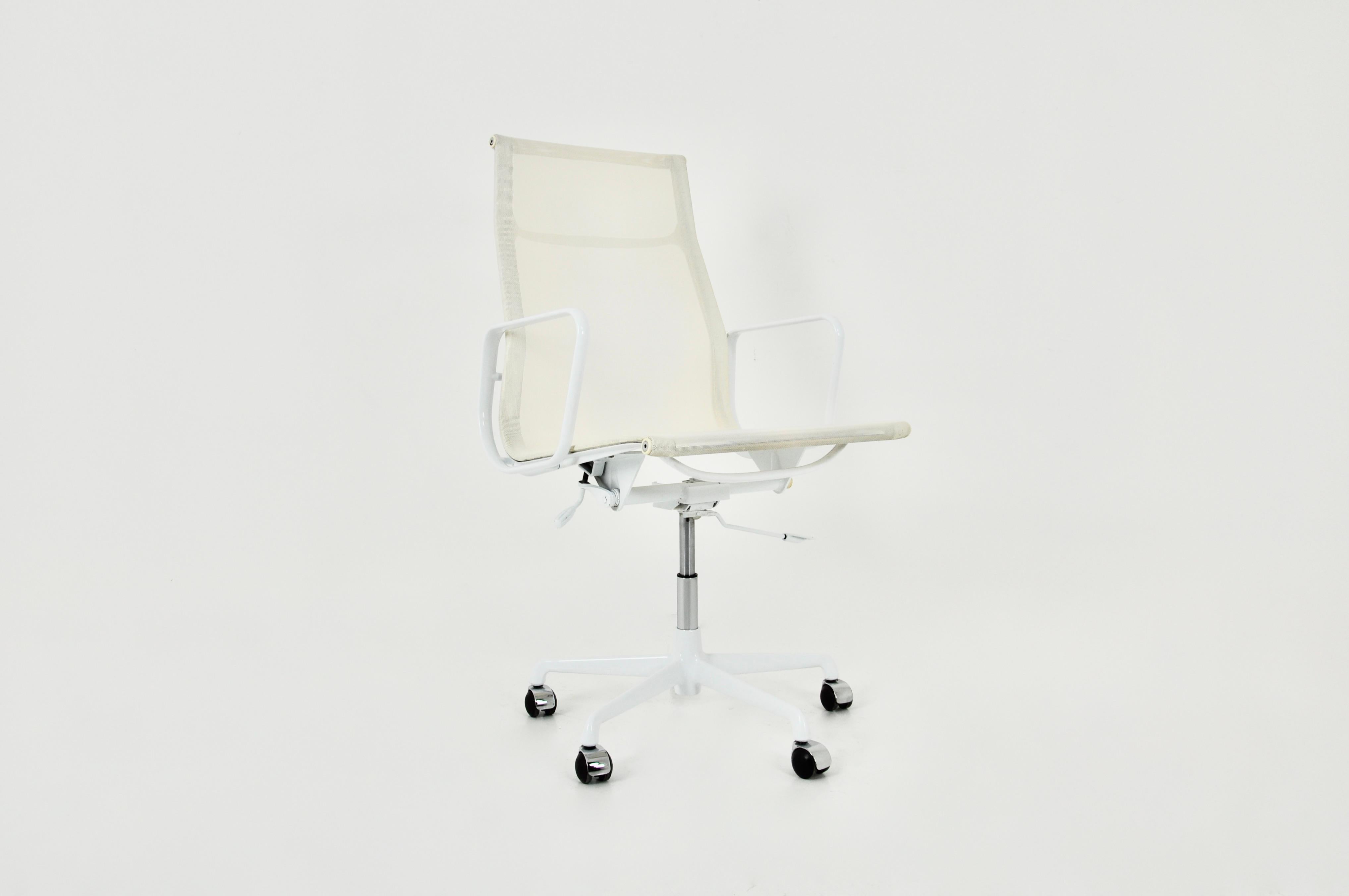 Weißer Bürostuhl in Weiß von Charles & Ray Eames für Herman Miller, 1970er Jahre (Moderne der Mitte des Jahrhunderts) im Angebot